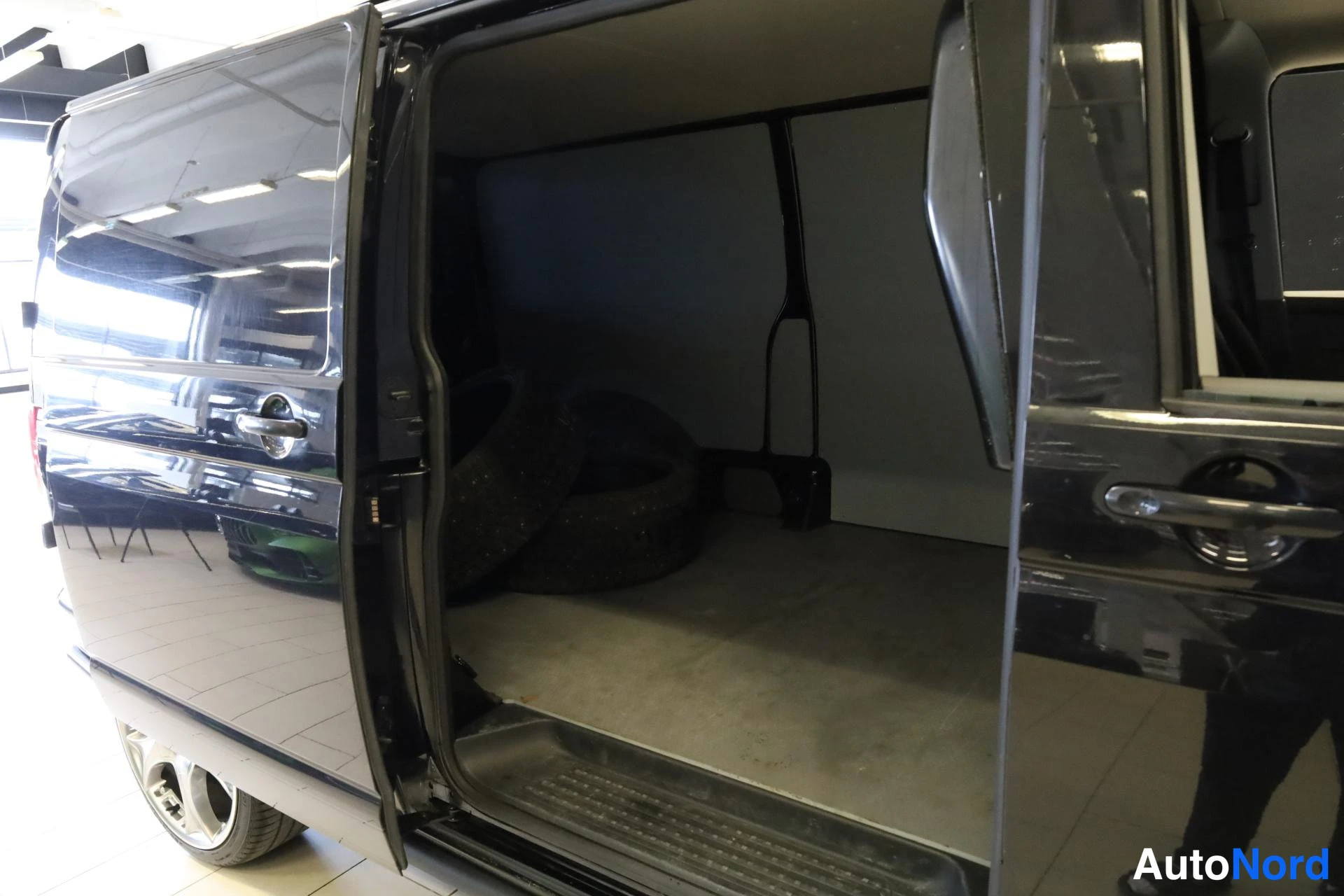 Musta Volkswagen Transporter 2021, tavaratila, kuva 12