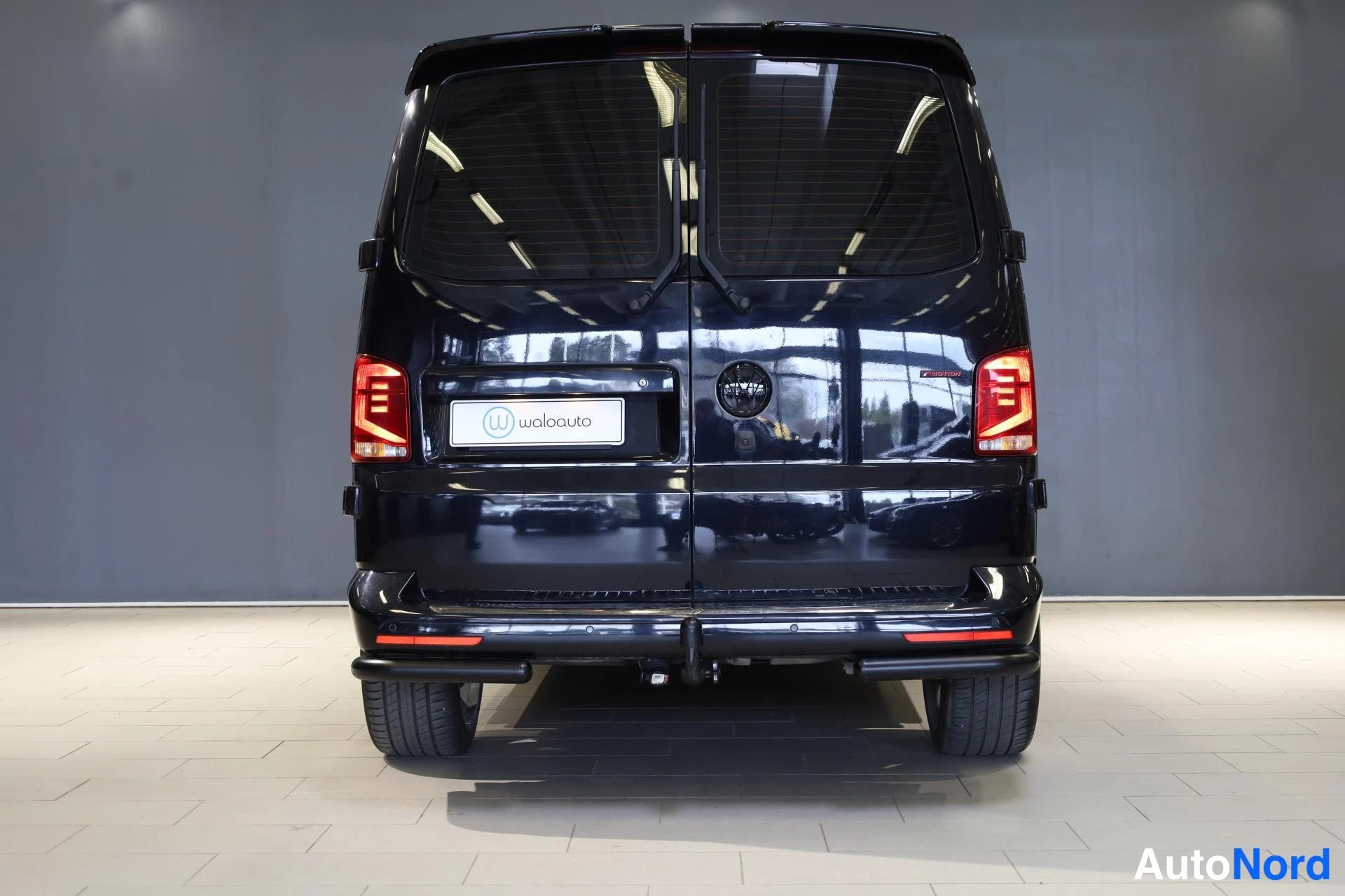 Musta Volkswagen Transporter 2021, takaa, kuva 8