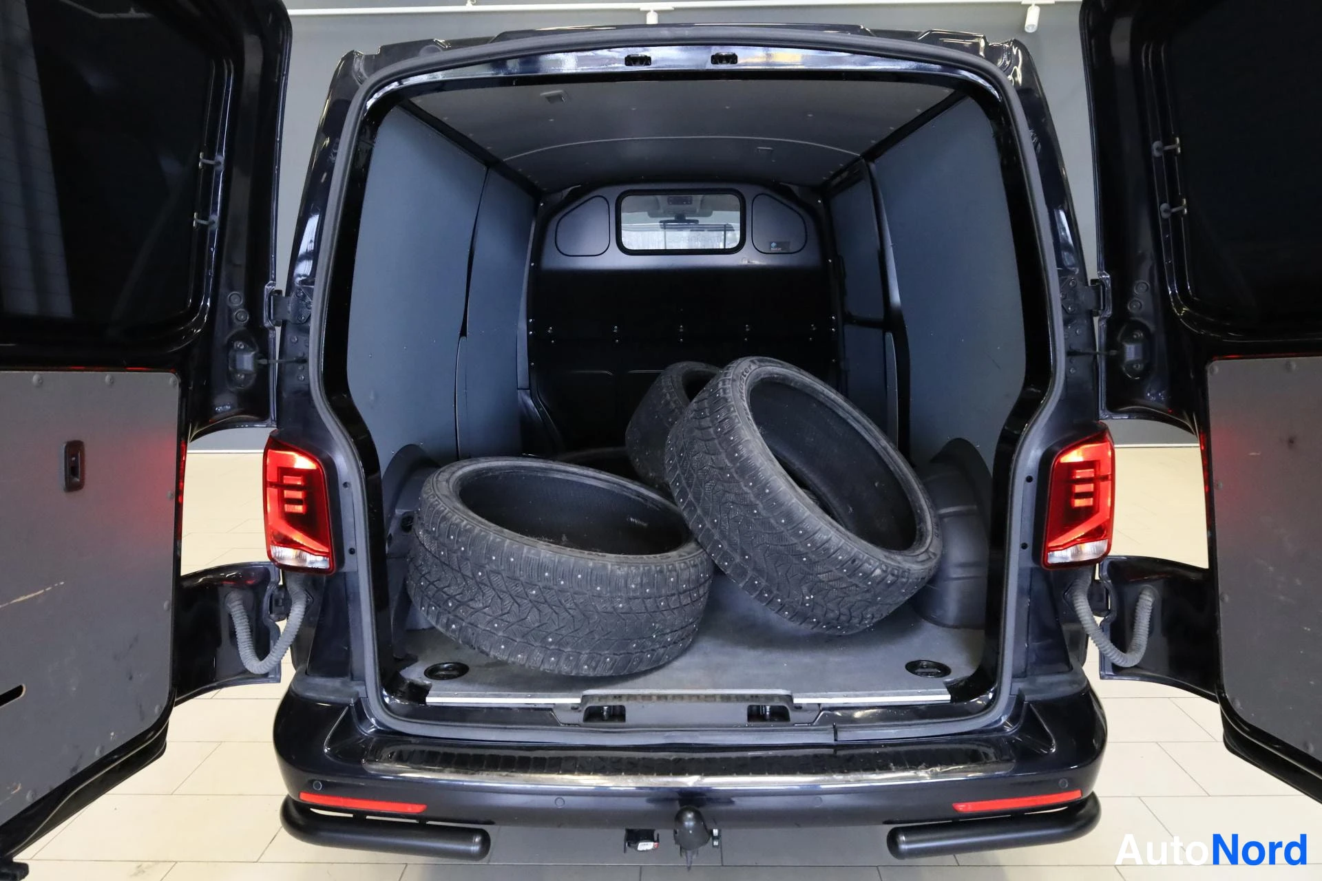 Musta Volkswagen Transporter 2021, tavaratila, kuva 13