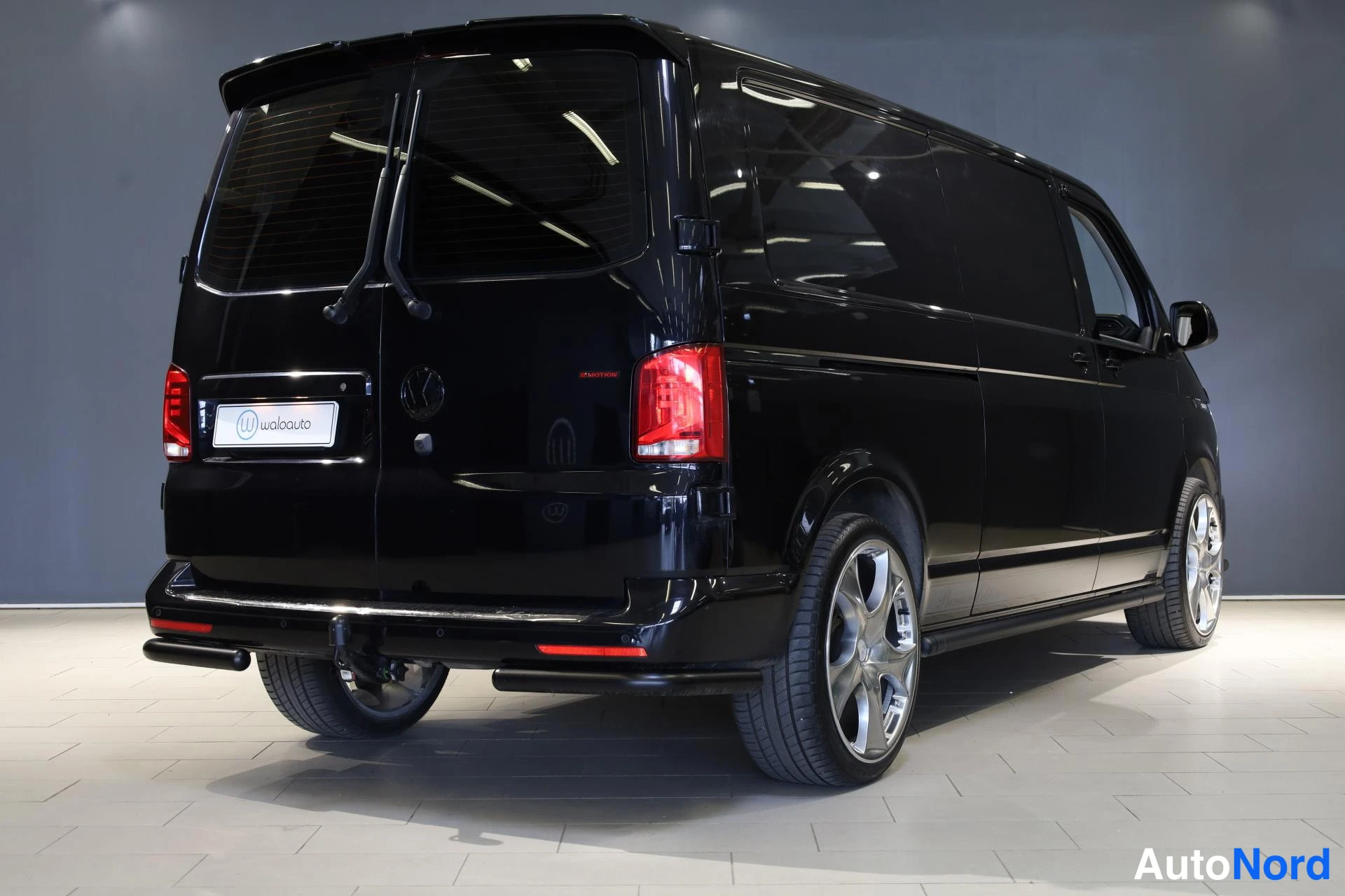 Musta Volkswagen Transporter 2021, takaviisto, kuva 7