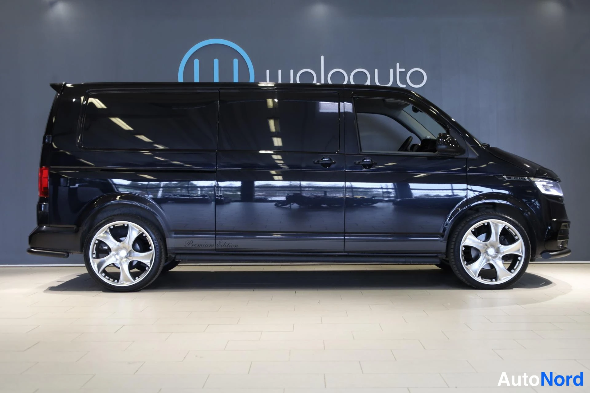 Musta Volkswagen Transporter 2021, sivulta, kuva 5