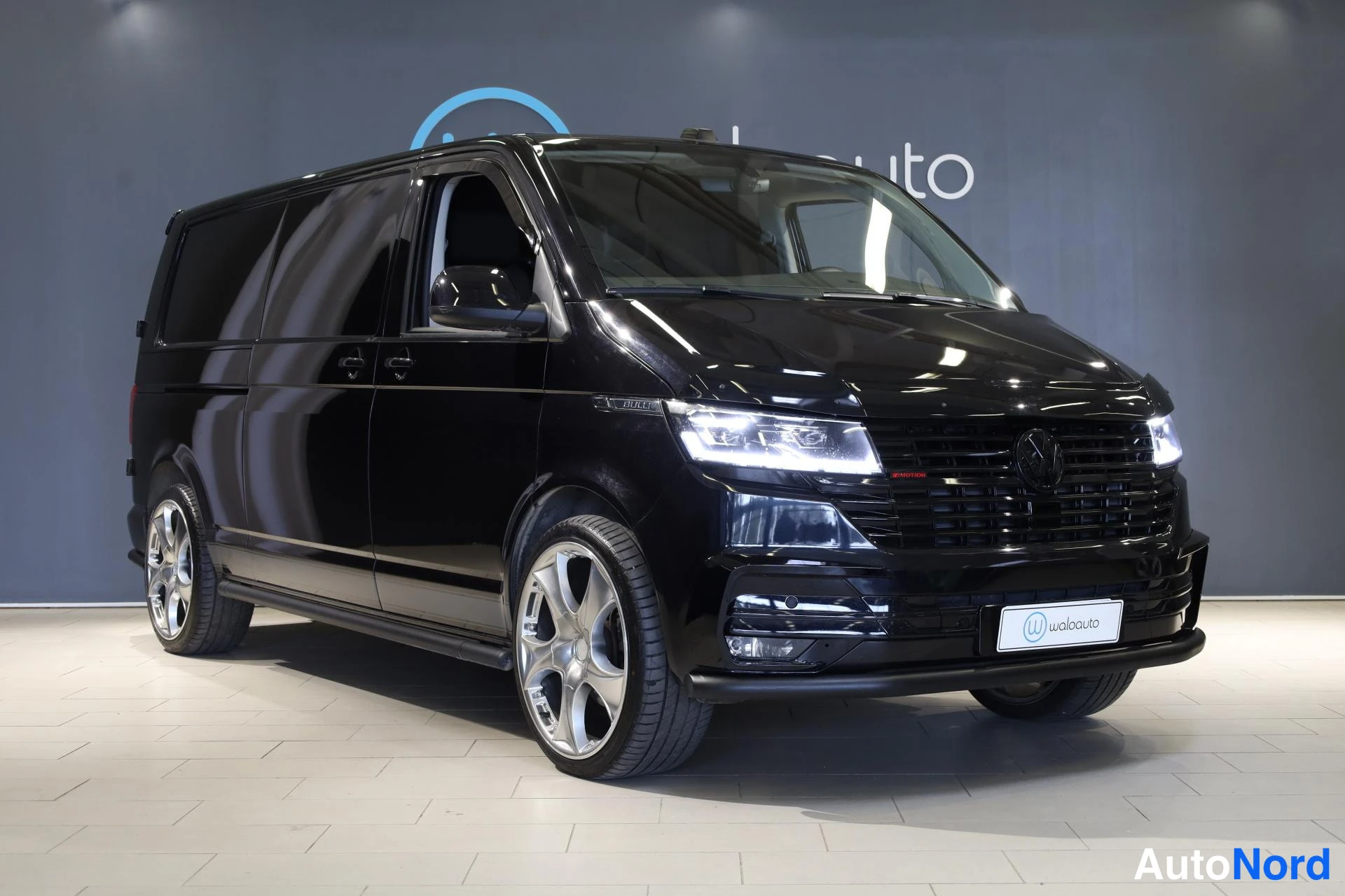 Musta Volkswagen Transporter 2021, etuviisto, keula oikealle, kuva 2