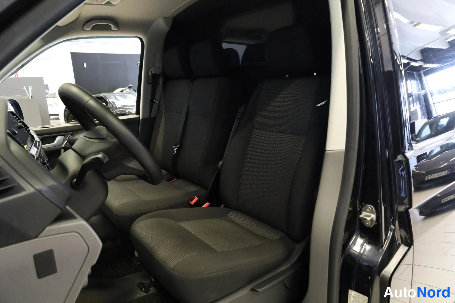 Musta Volkswagen Transporter 2021, etuistuimet, kuva 10