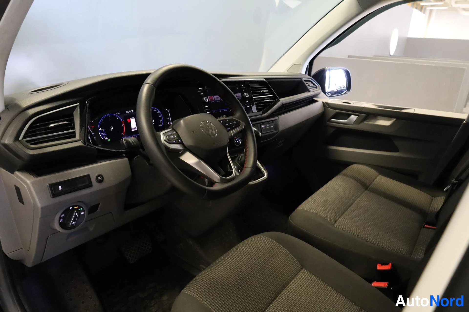 Musta Volkswagen Transporter 2021, ohjaamo, kuva 9