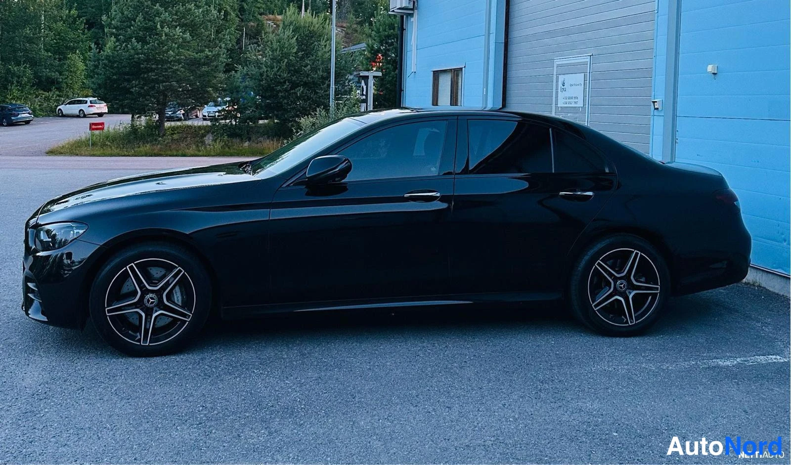 Musta Mercedes-Benz E 2022, etuviisto, keula vasemmalle, kuva 2