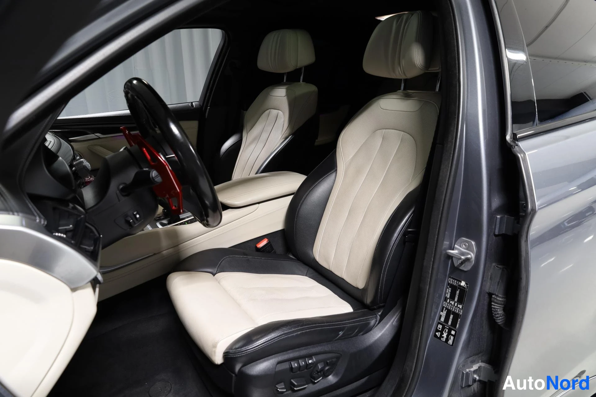 Harmaa BMW X6 2015, etuistuimet, kuva 17