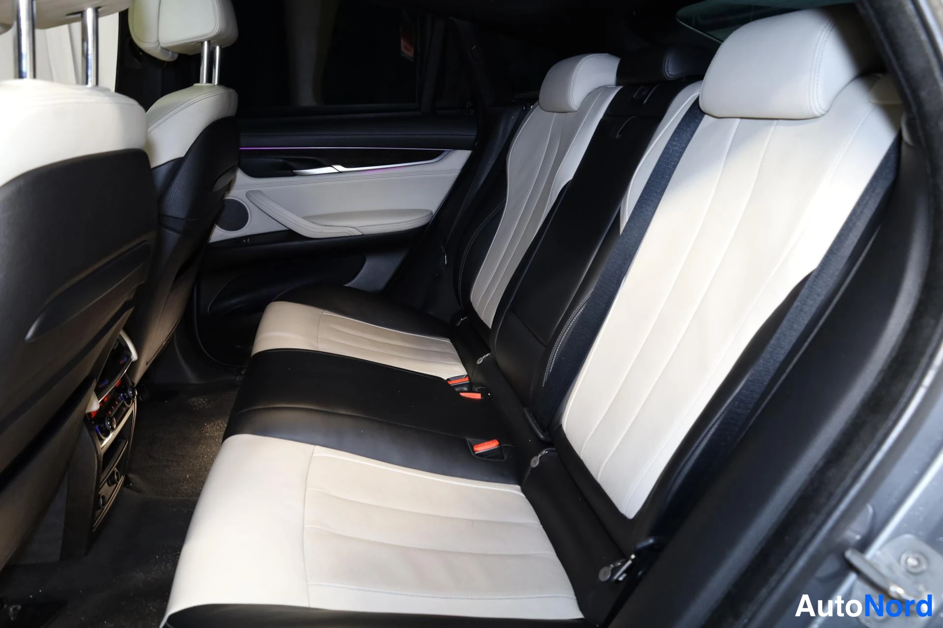 Harmaa BMW X6 2015, takaistuimet, kuva 19