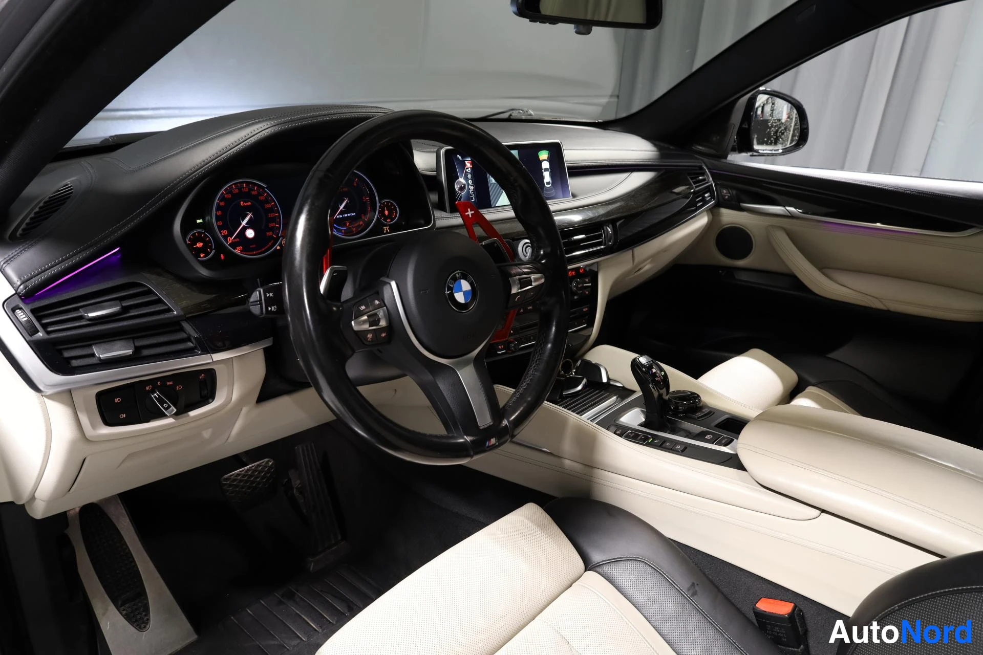 Harmaa BMW X6 2015, ohjaamo, kuva 12