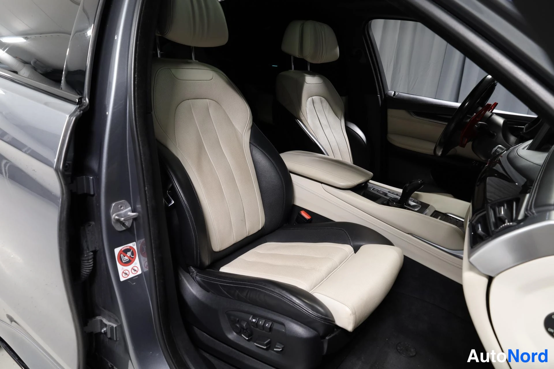 Harmaa BMW X6 2015, etuistuimet, kuva 18