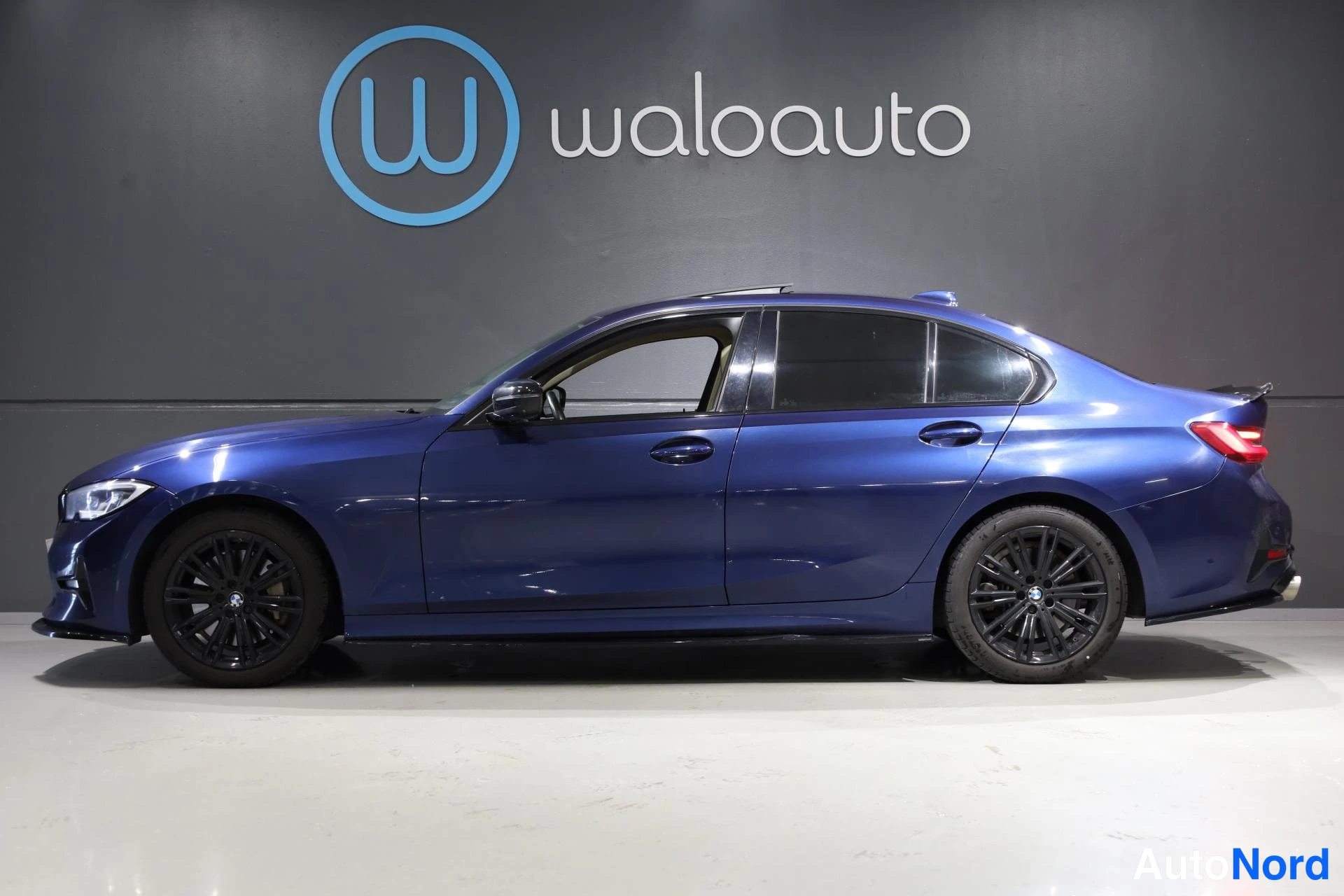 Sininen BMW 330e xDrive 2020, etuviisto, keula vasemmalle, kuva 2