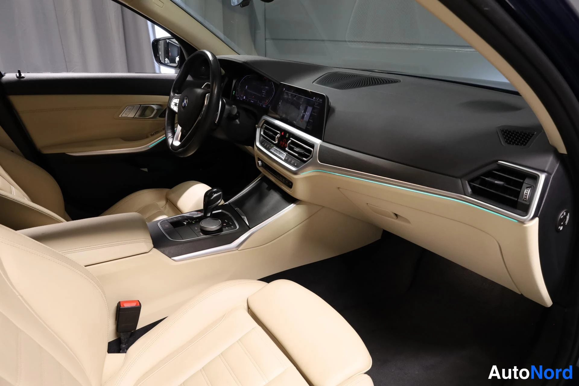 Sininen BMW 330e xDrive 2020, ohjaamo, kuva 11