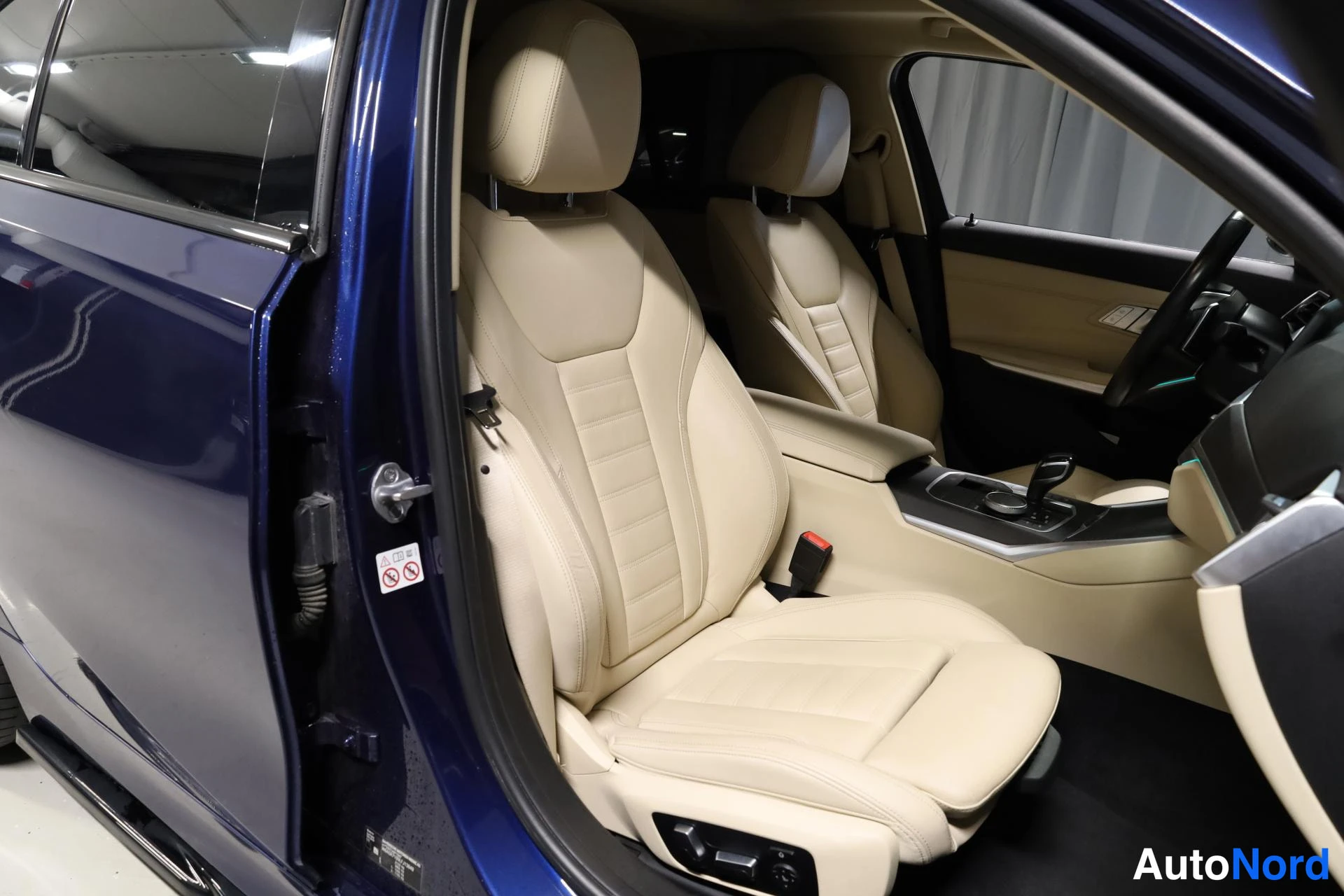 Sininen BMW 330e xDrive 2020, etuistuimet, kuva 14