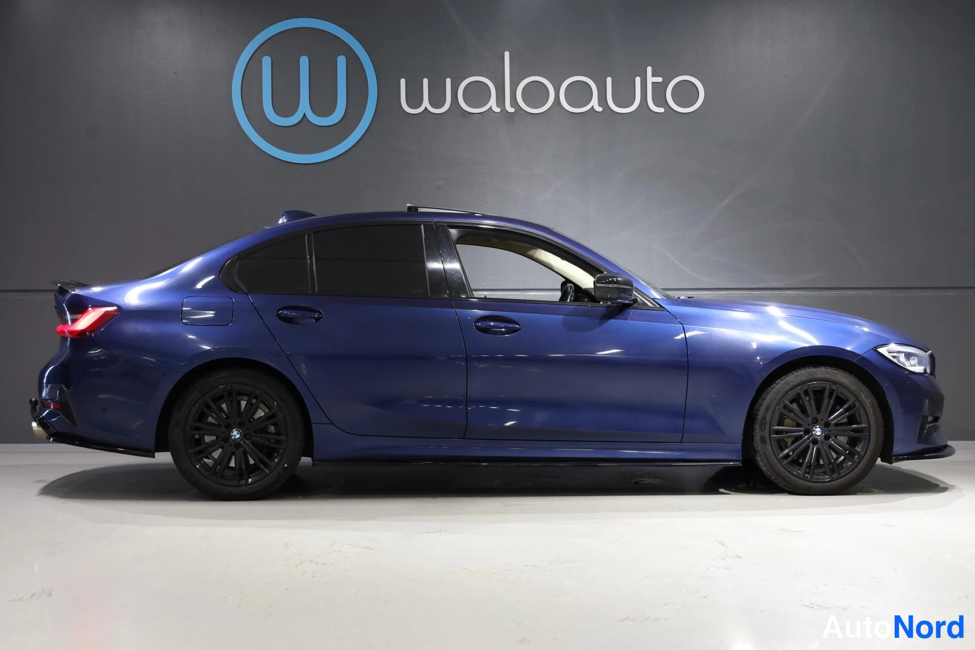 Sininen BMW 330e xDrive 2020, sivulta, kuva 5