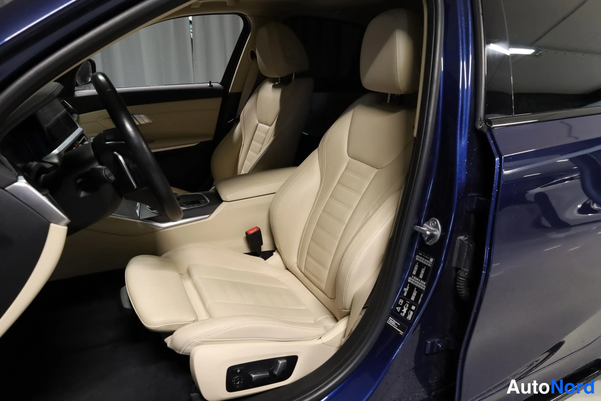 Sininen BMW 330e xDrive 2020, etuistuimet, kuva 13