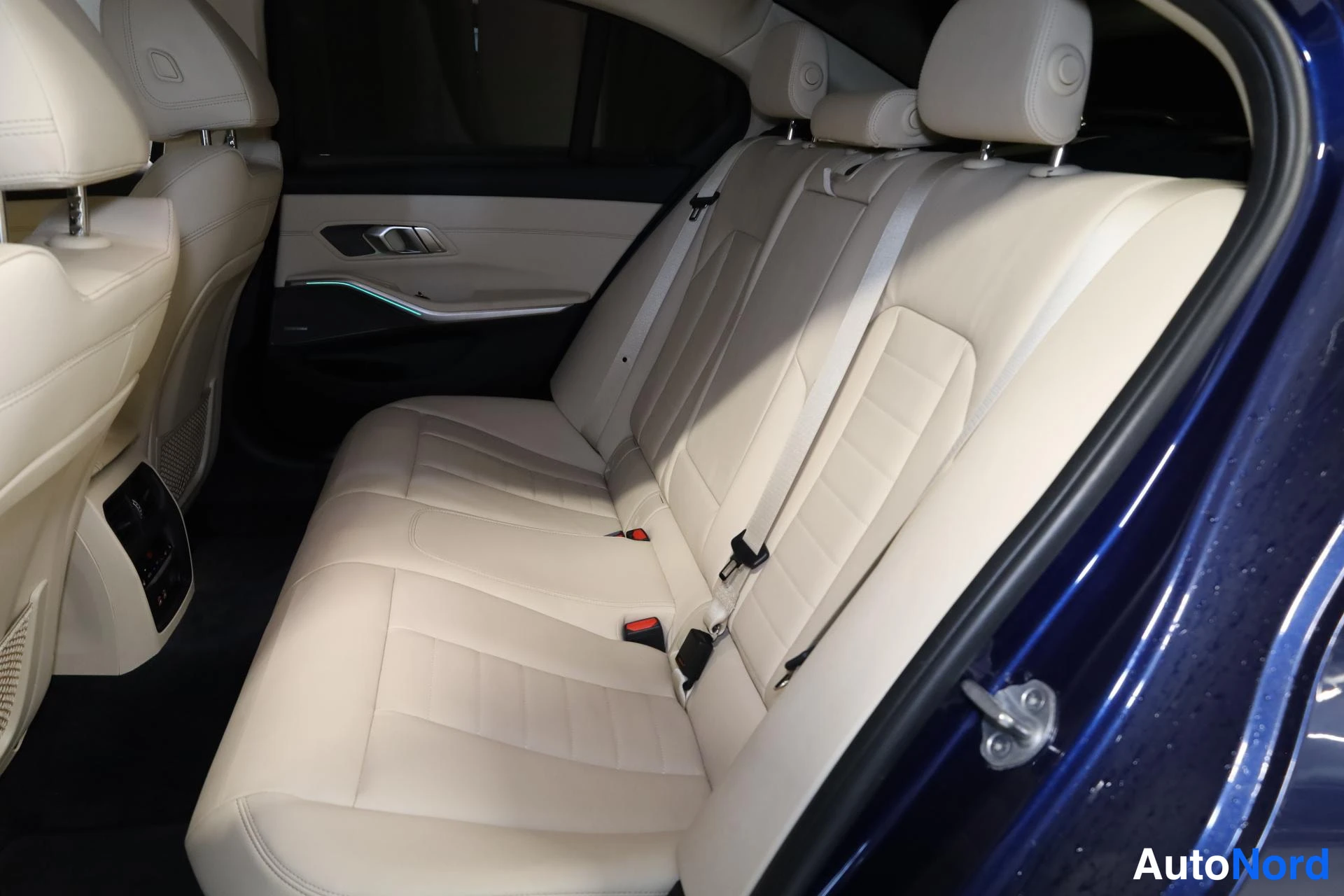 Sininen BMW 330e xDrive 2020, takaistuimet, kuva 15