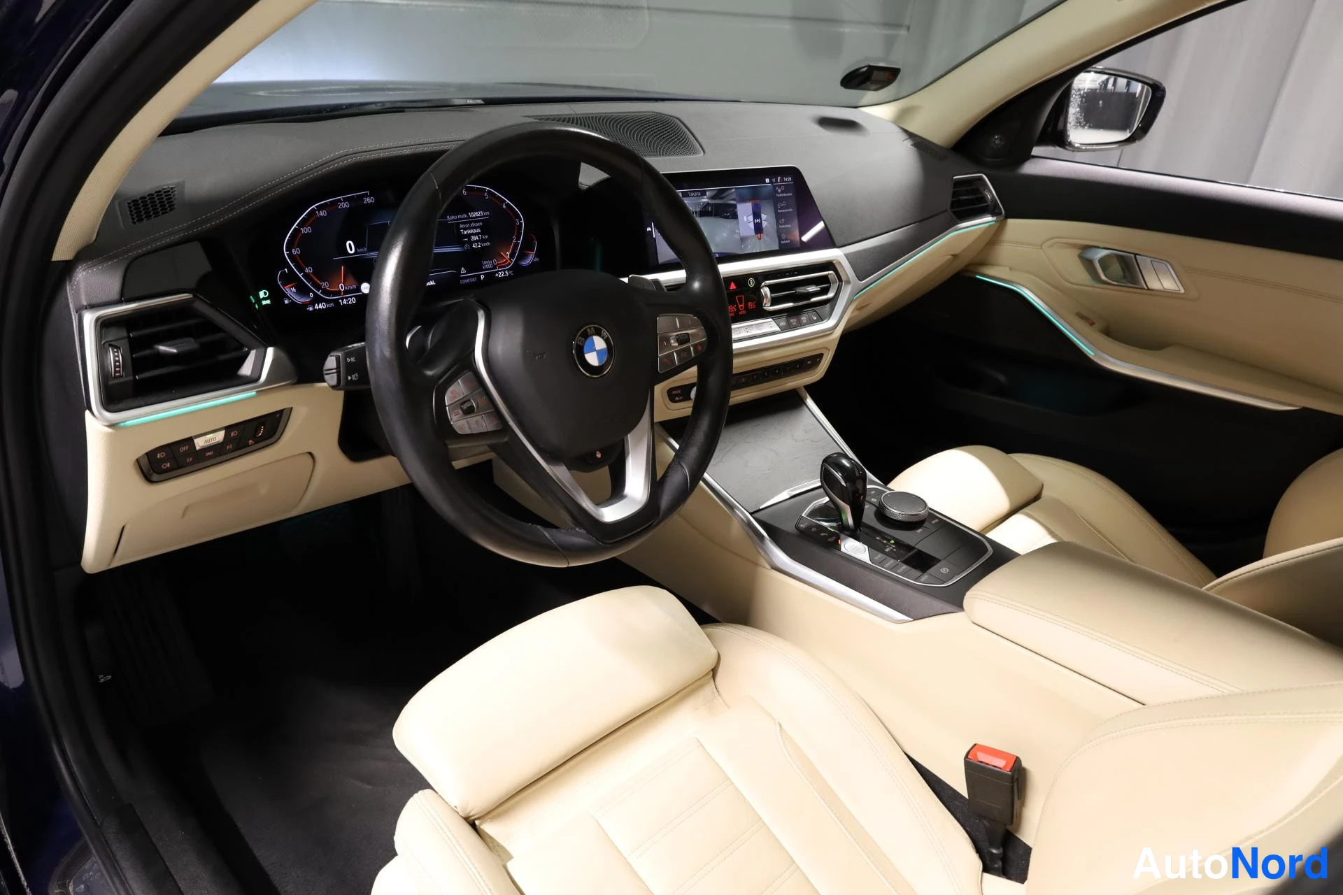 Sininen BMW 330e xDrive 2020, ohjaamo, kuva 9