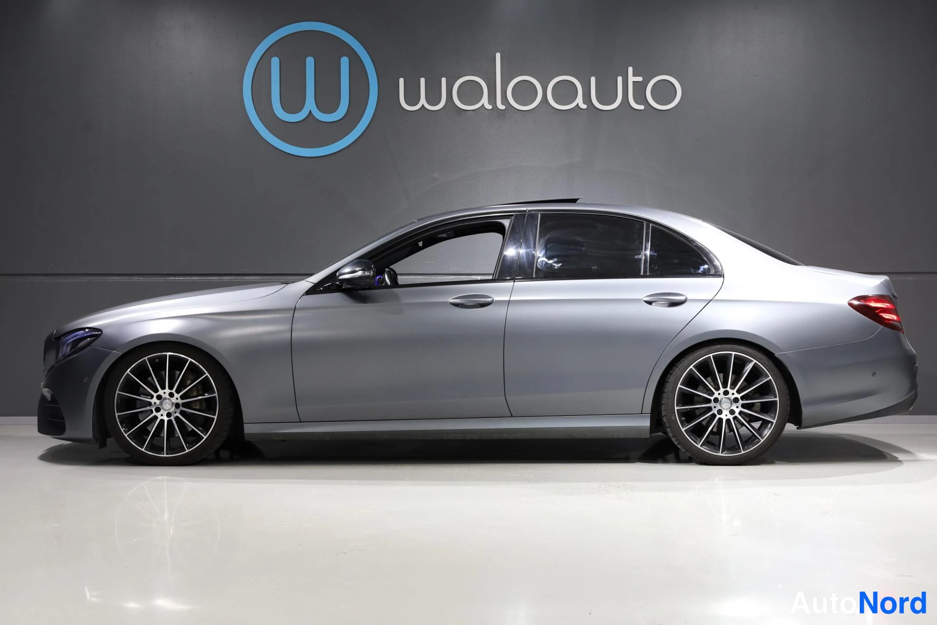 Harmaa Mercedes-Benz E 2016, etuviisto, keula vasemmalle, kuva 2