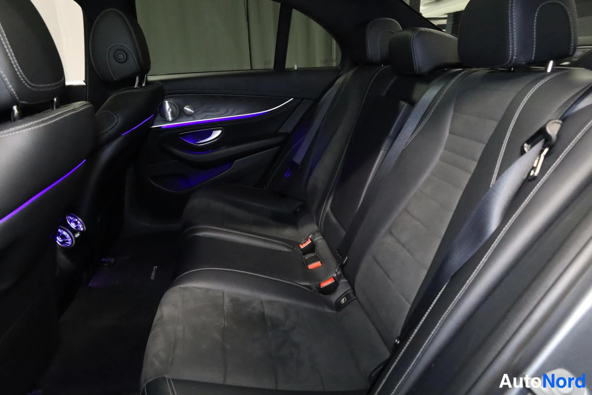Harmaa Mercedes-Benz E 2016, takaistuimet, kuva 18