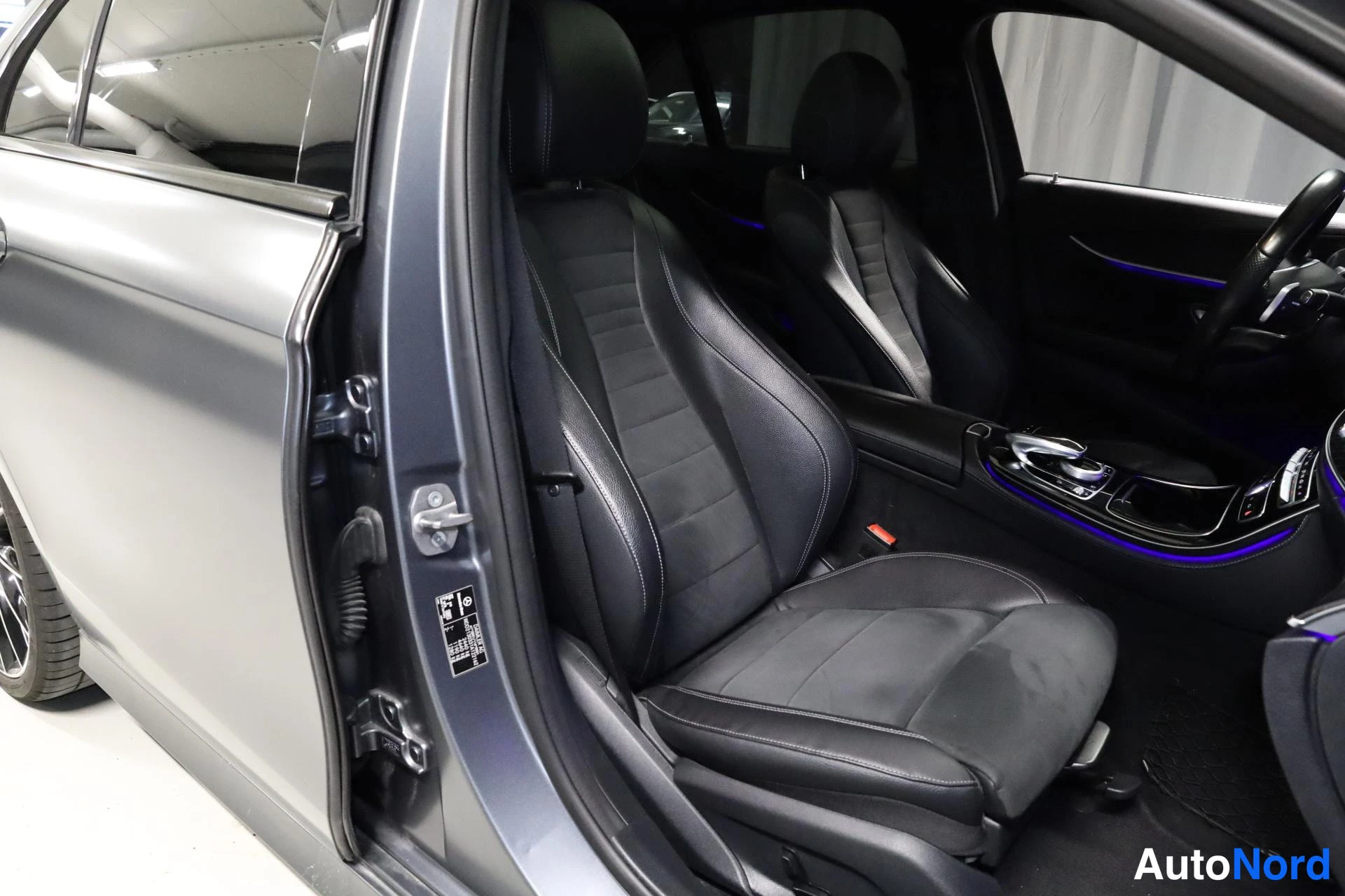 Harmaa Mercedes-Benz E 2016, etuistuimet, kuva 17