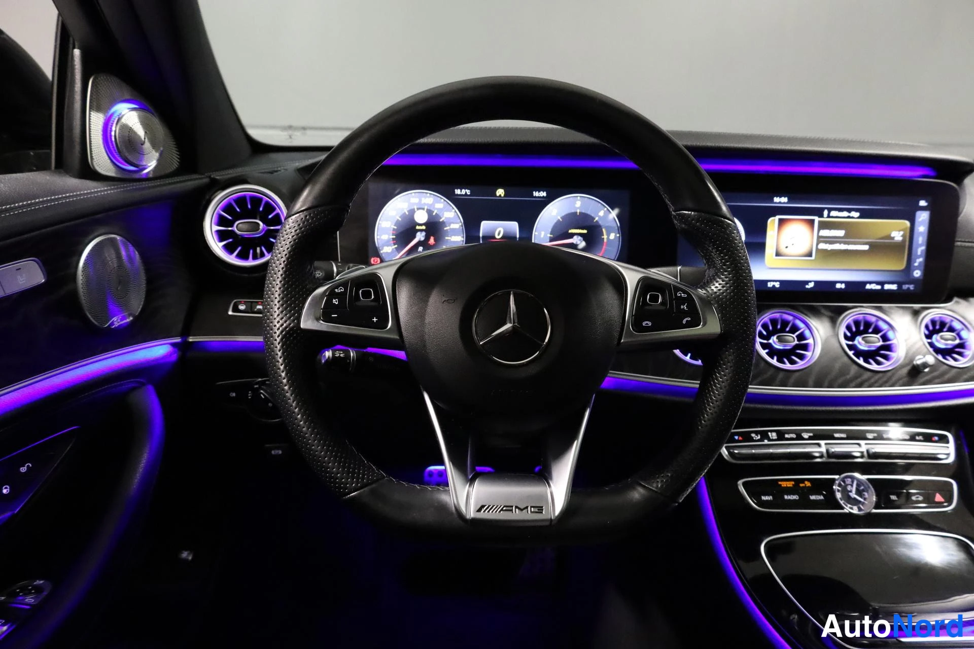 Harmaa Mercedes-Benz E 2016, ohjaamo, kuva 14