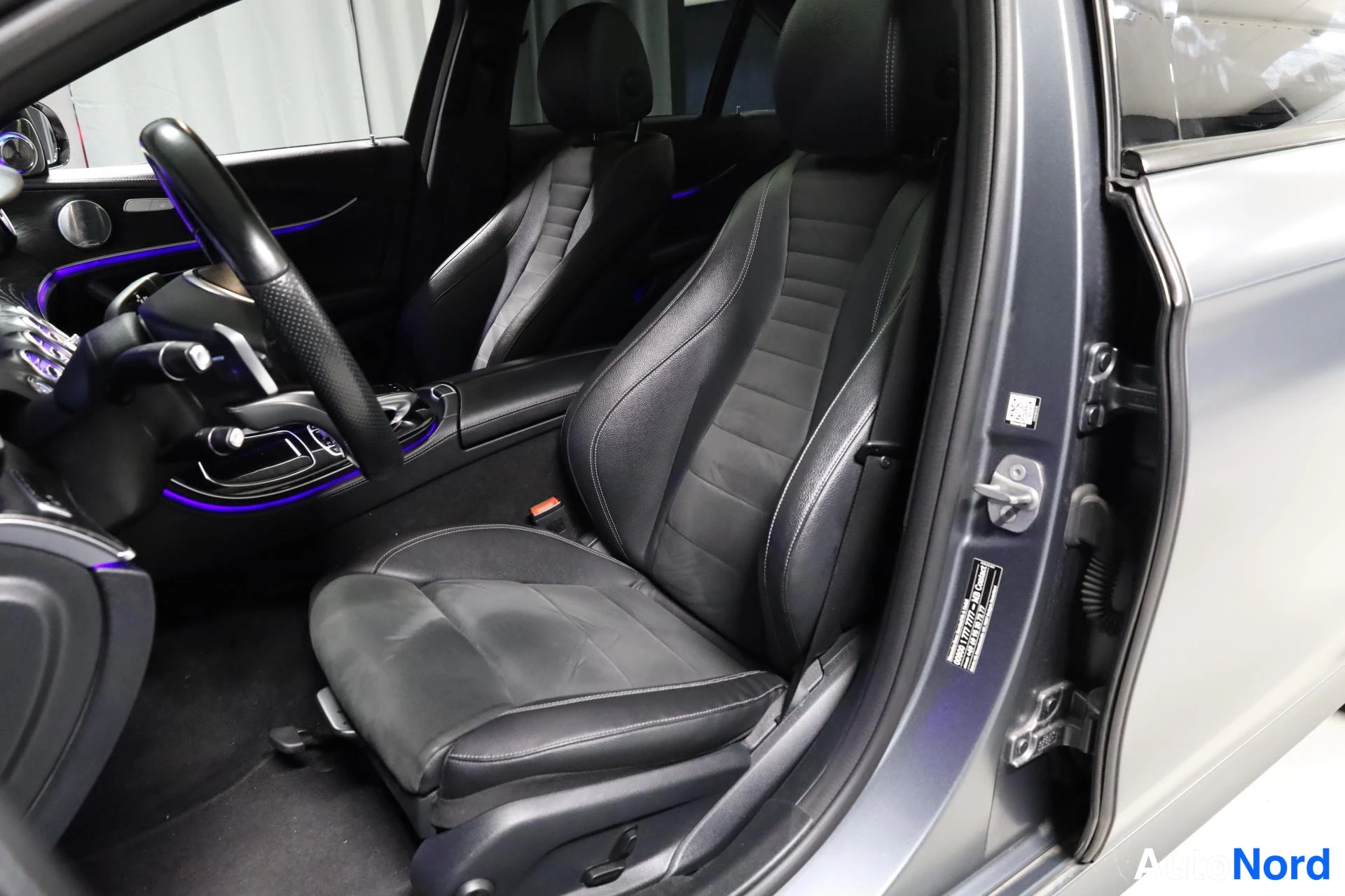 Harmaa Mercedes-Benz E 2016, etuistuimet, kuva 16