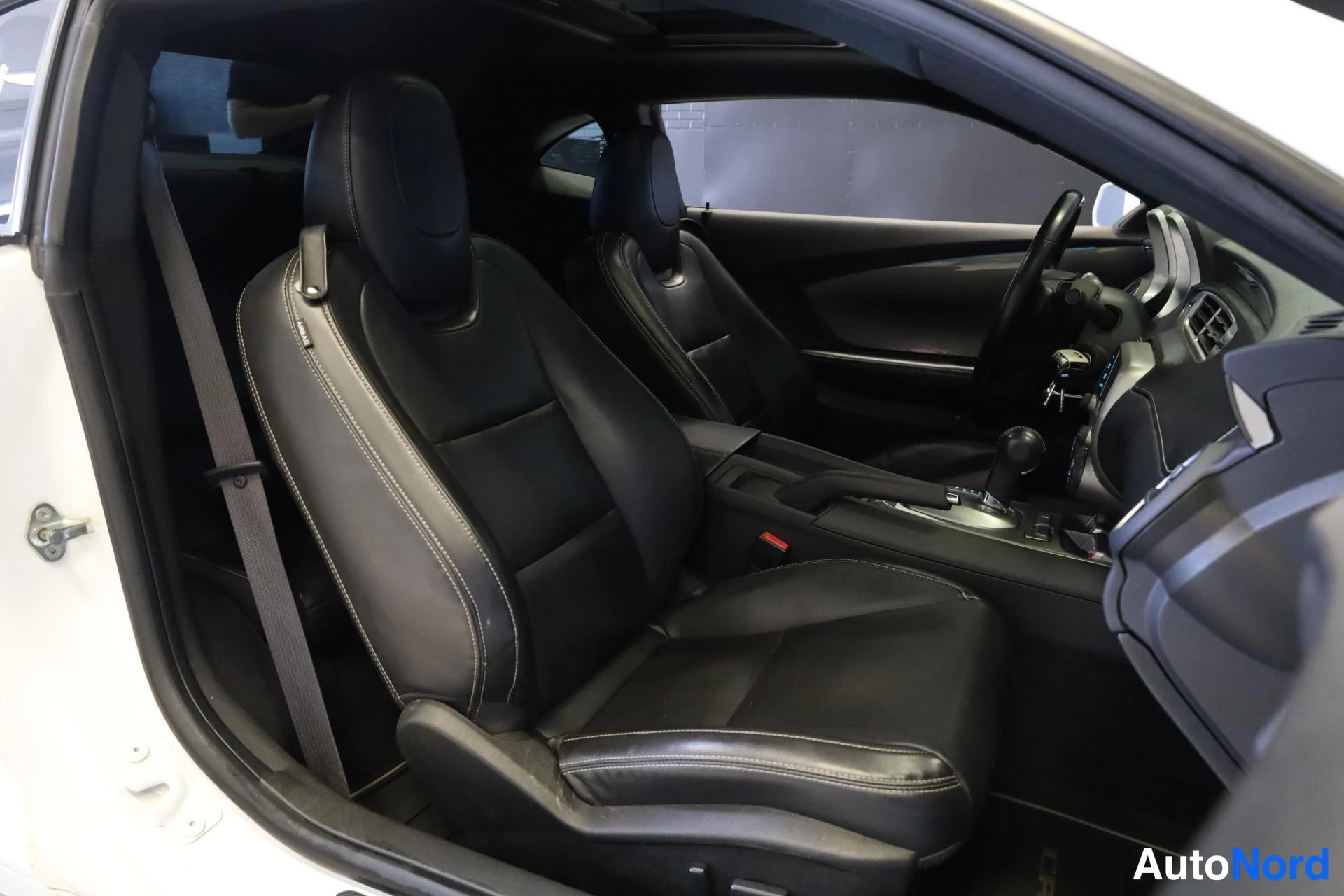 Valkoinen Chevrolet Camaro 2015, etuistuimet, kuva 14