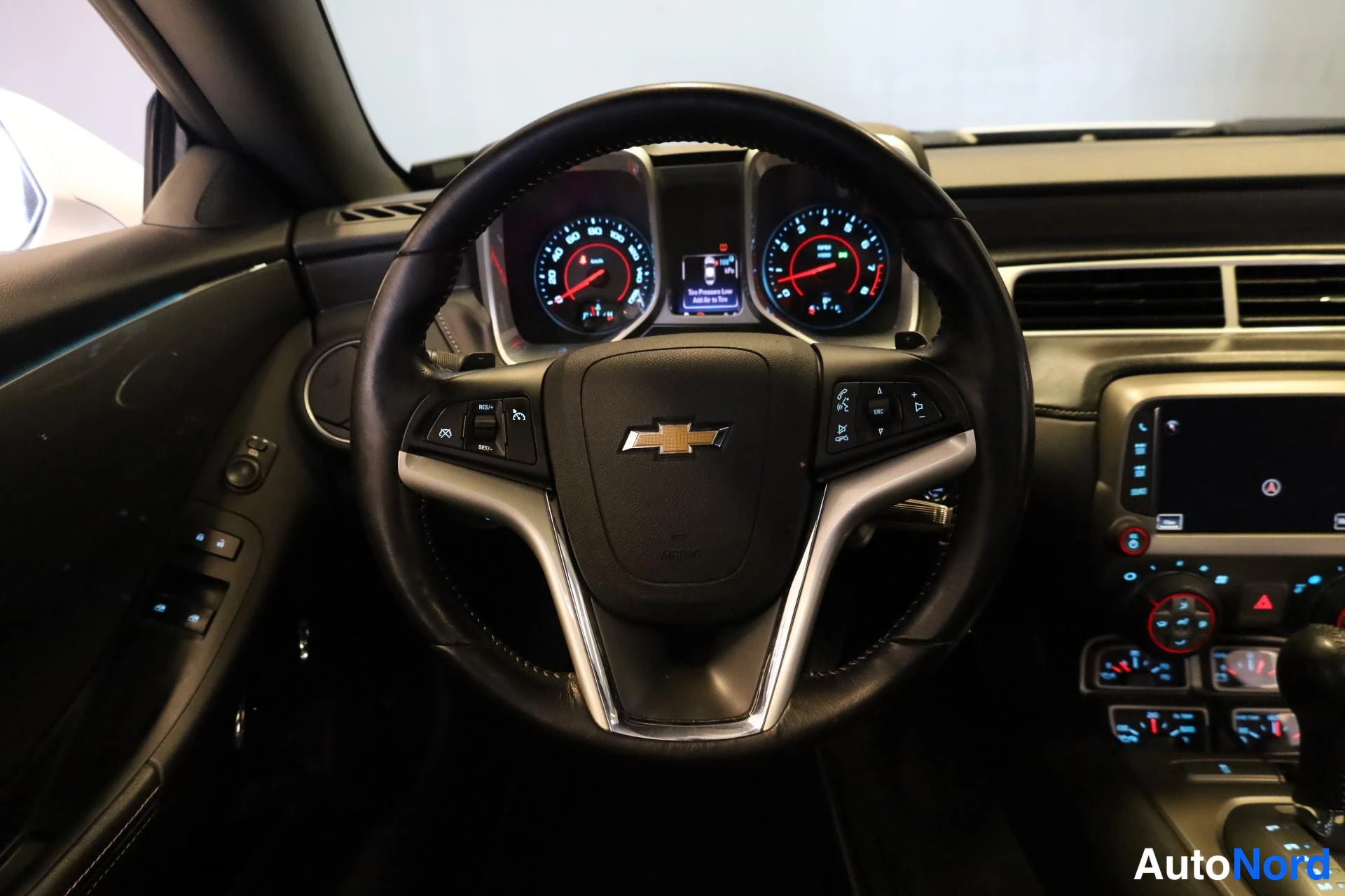 Valkoinen Chevrolet Camaro 2015, ohjaamo, kuva 11