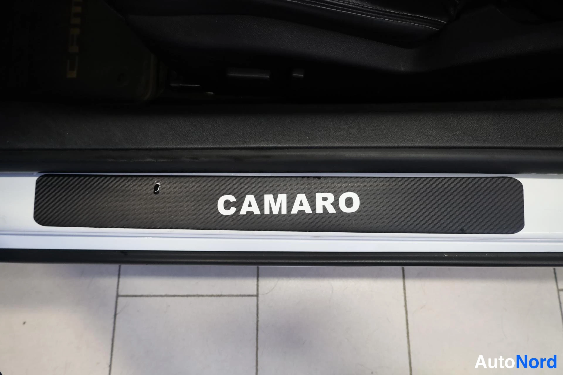 Valkoinen Chevrolet Camaro 2015, yksityiskohta, kuva 18