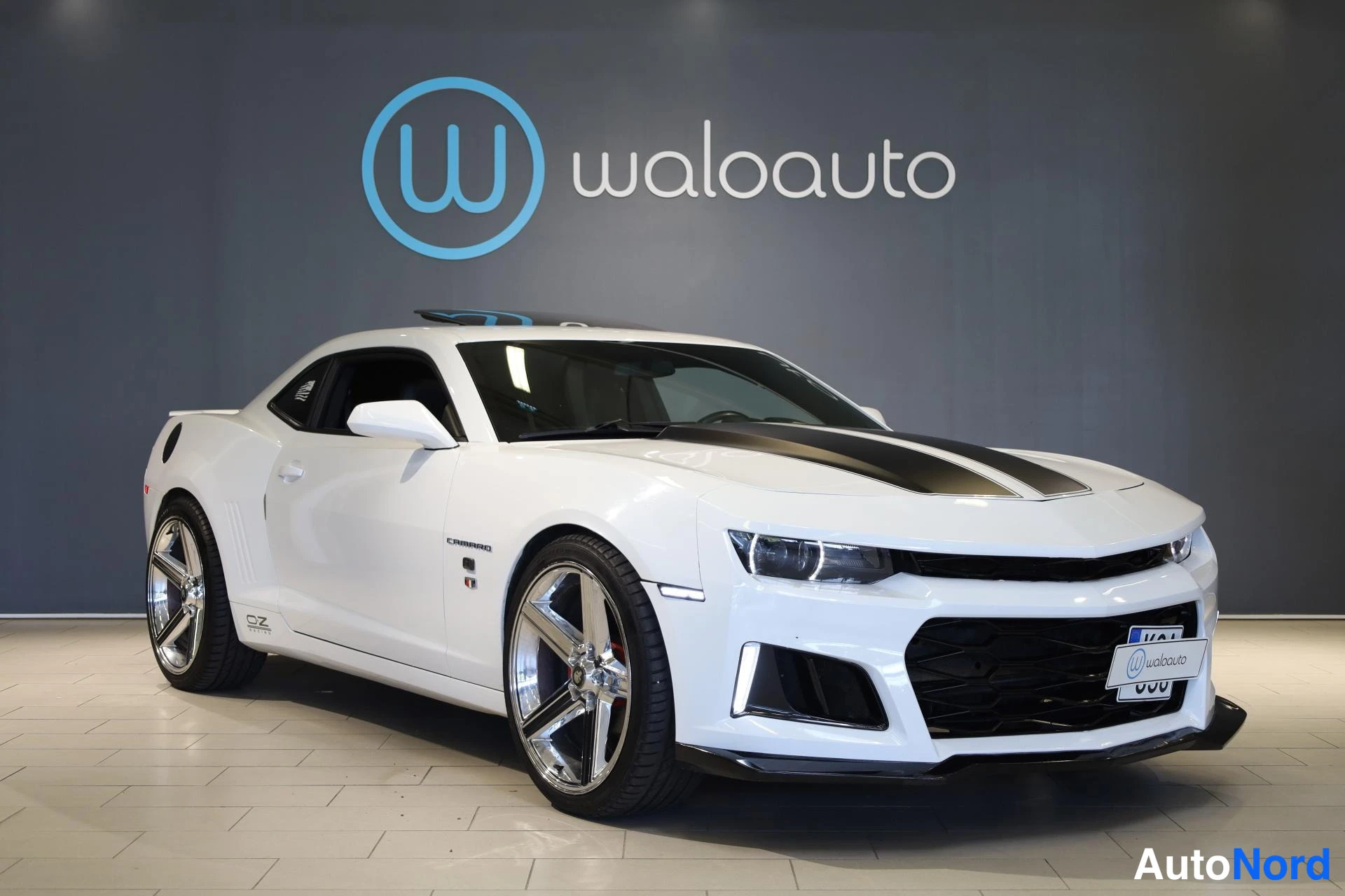 Valkoinen Chevrolet Camaro 2015, etuviisto, keula oikealle, kuva 2
