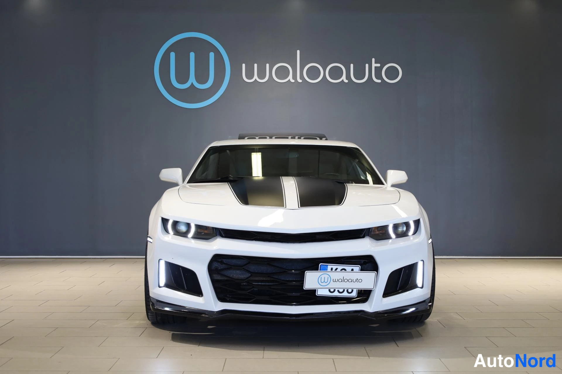 Valkoinen Chevrolet Camaro 2015, edestä, kuva 3