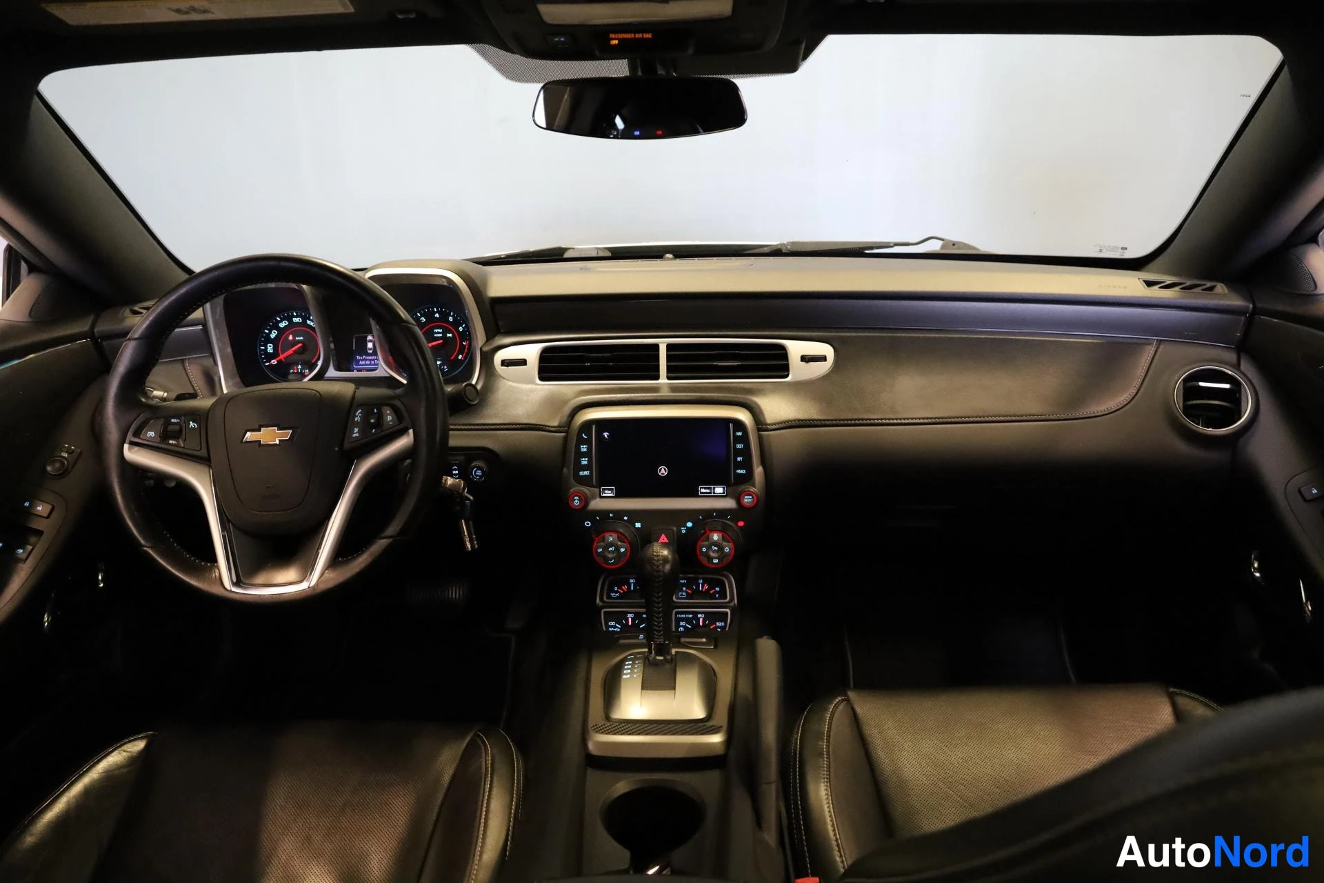 Valkoinen Chevrolet Camaro 2015, ohjaamo, kuva 9