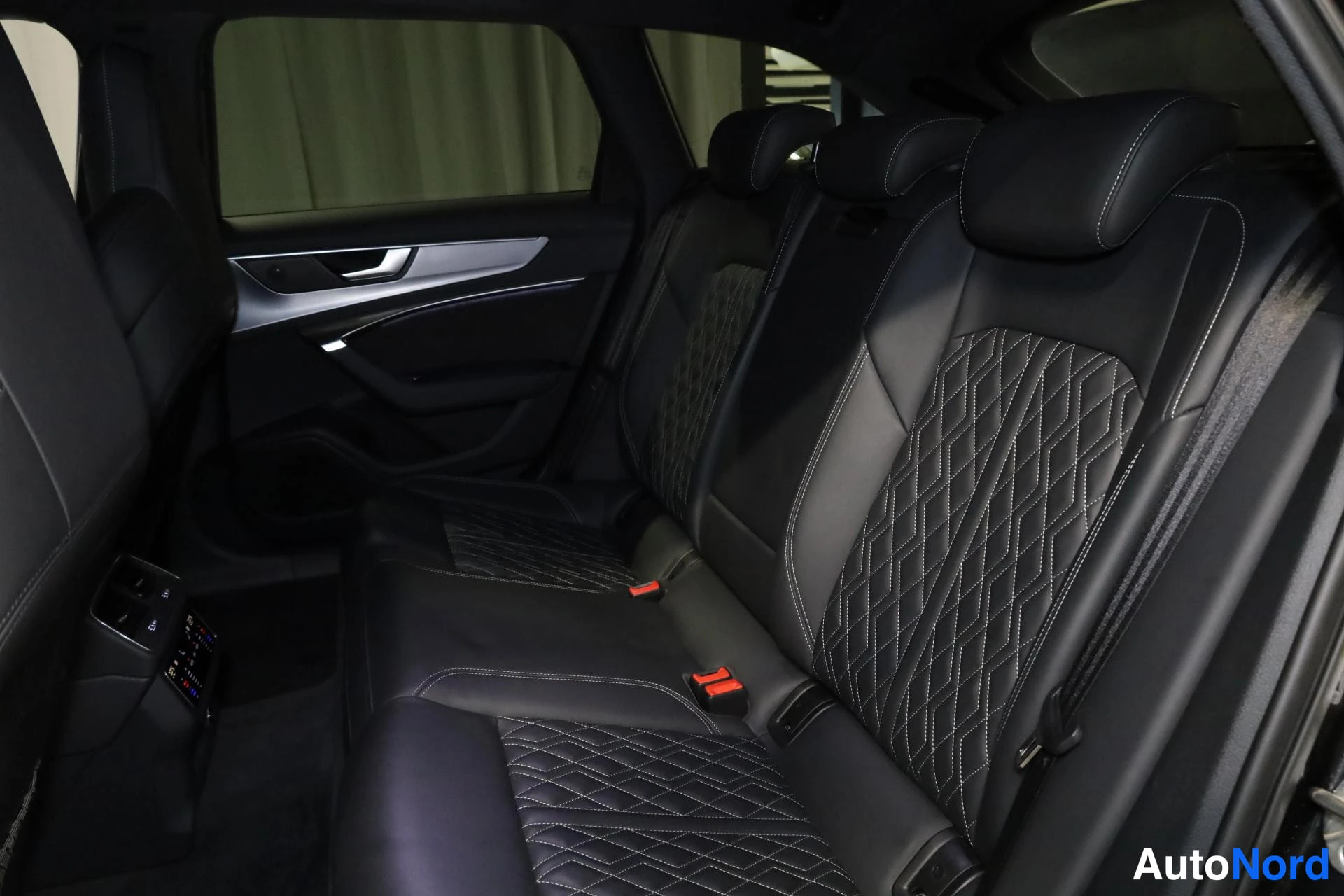 Musta Audi A6 2020, takaistuimet, kuva 16
