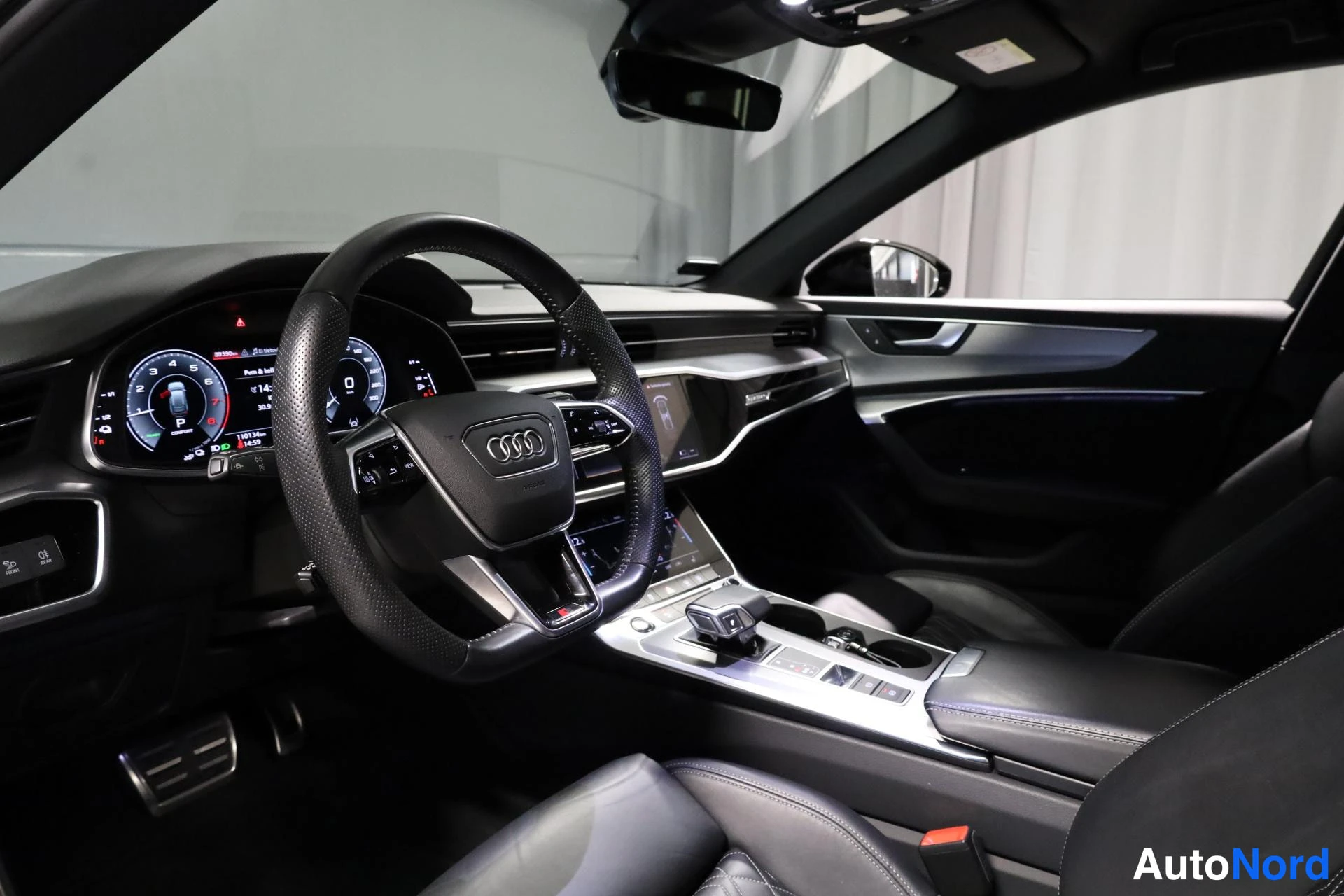 Musta Audi A6 2020, ohjaamo, kuva 9