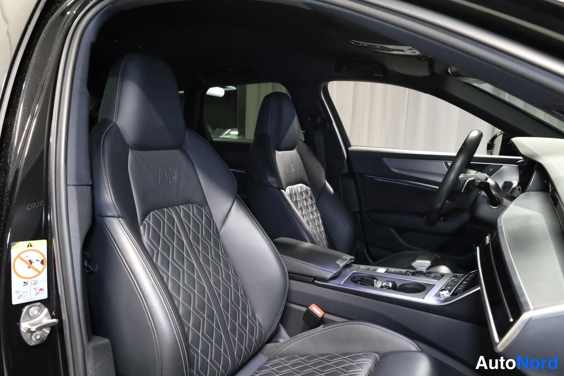 Musta Audi A6 2020, etuistuimet, kuva 15