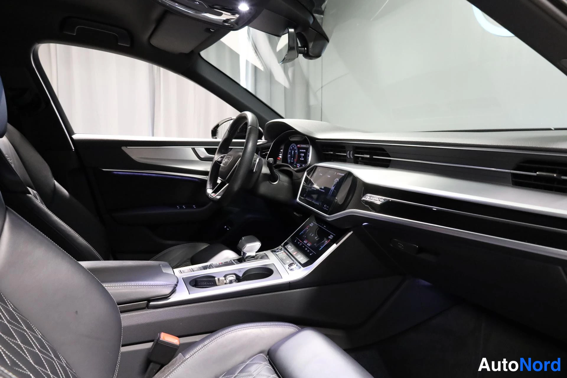 Musta Audi A6 2020, ohjaamo, kuva 11