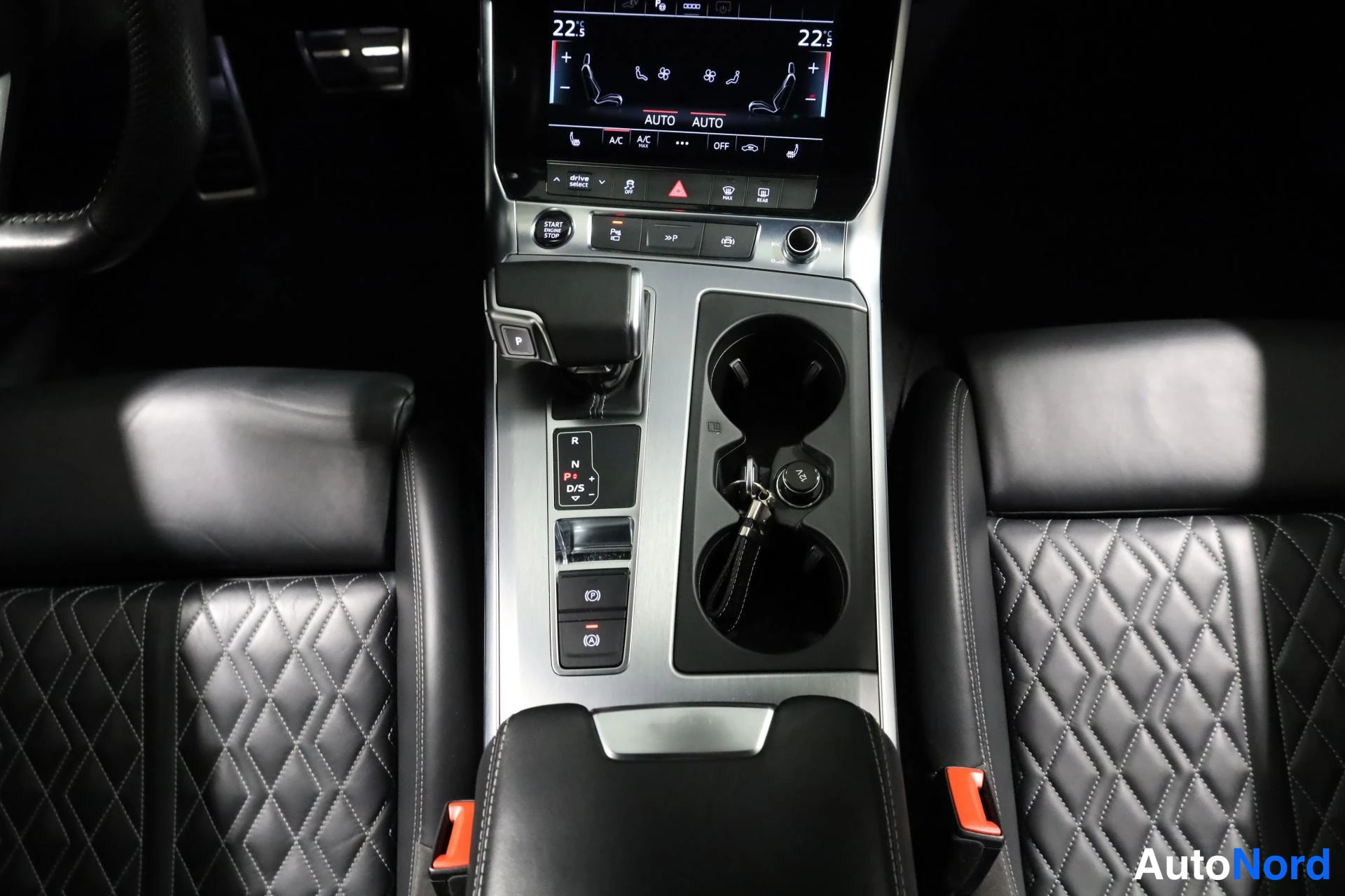 Musta Audi A6 2020, ohjaamo, kuva 12