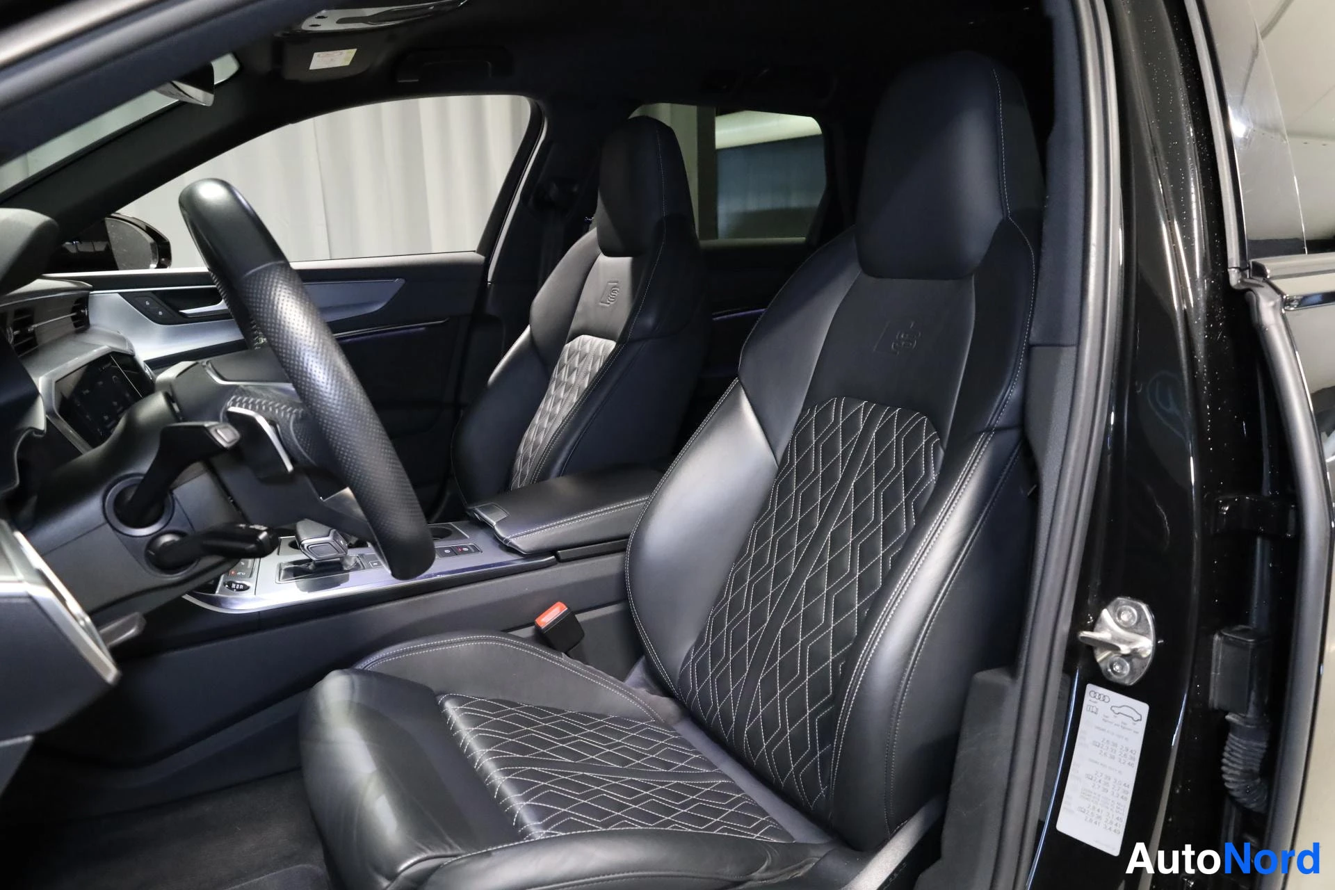 Musta Audi A6 2020, etuistuimet, kuva 13