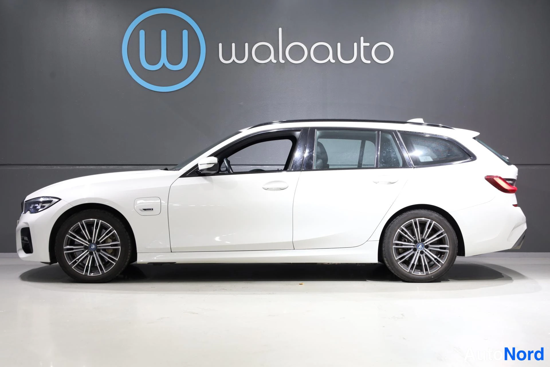 Valkoinen BMW 330 2022, etuviisto, keula vasemmalle, kuva 2