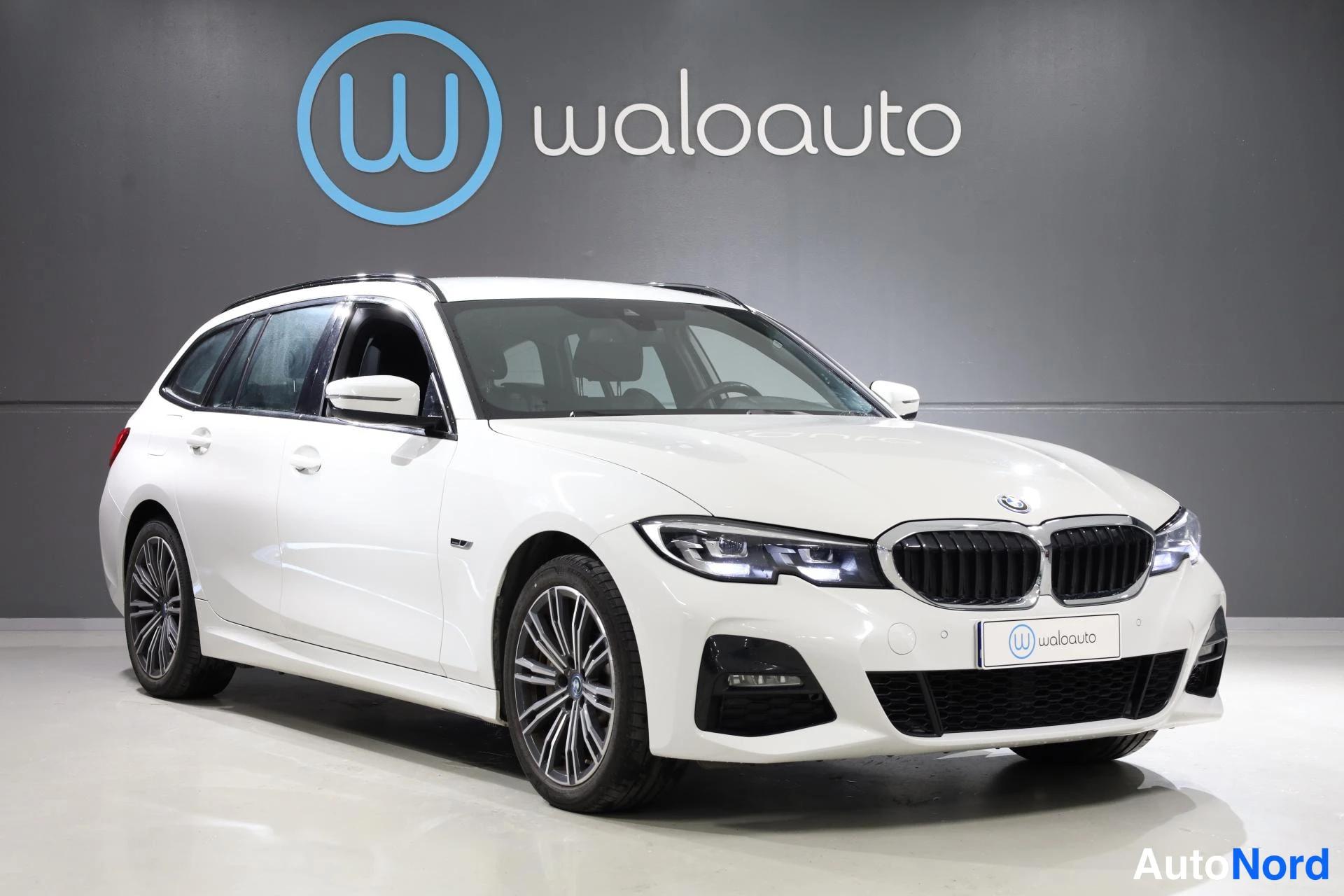 Valkoinen BMW 330 2022, etuviisto, keula oikealle, kuva 4