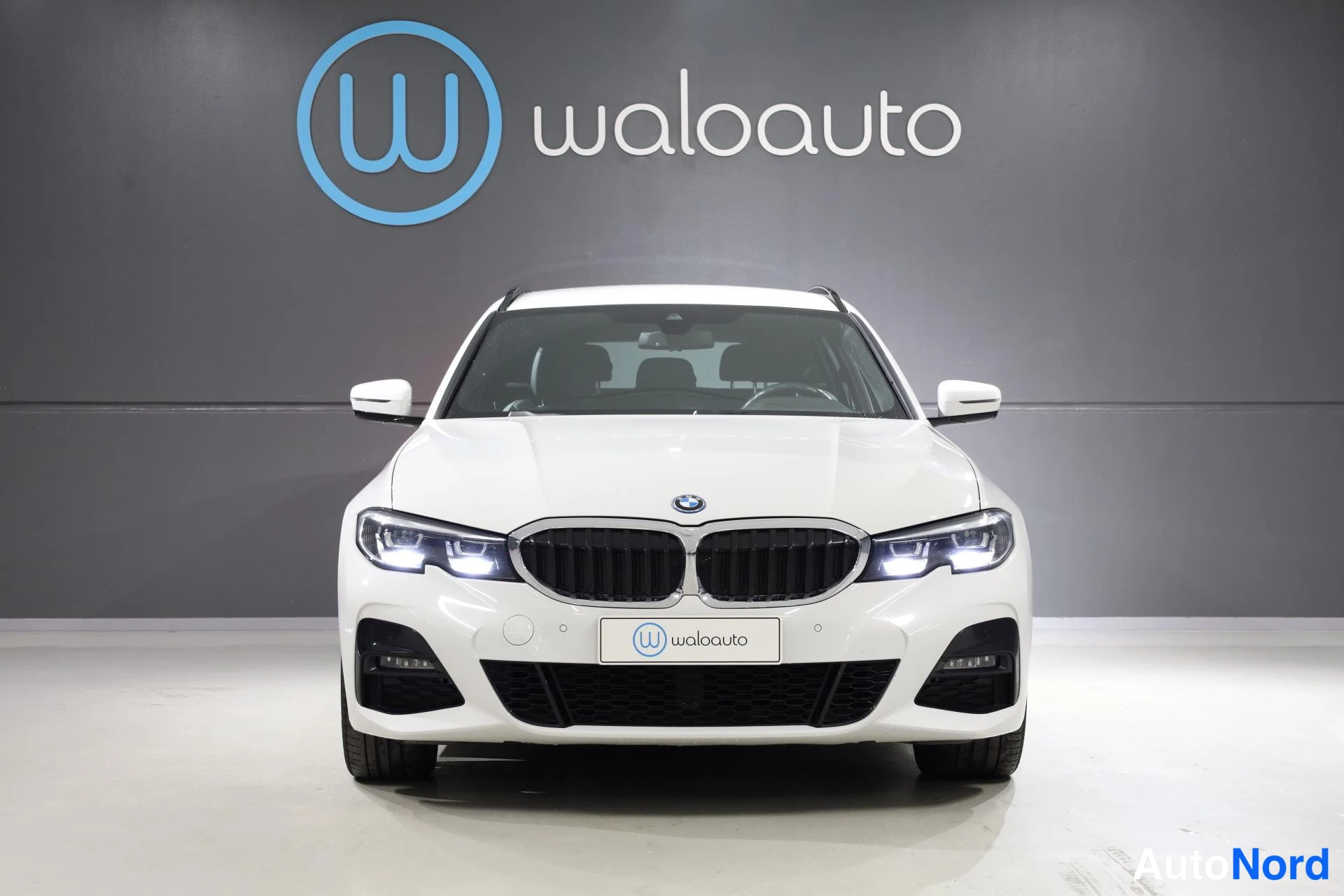 Valkoinen BMW 330 2022, edestä, kuva 5