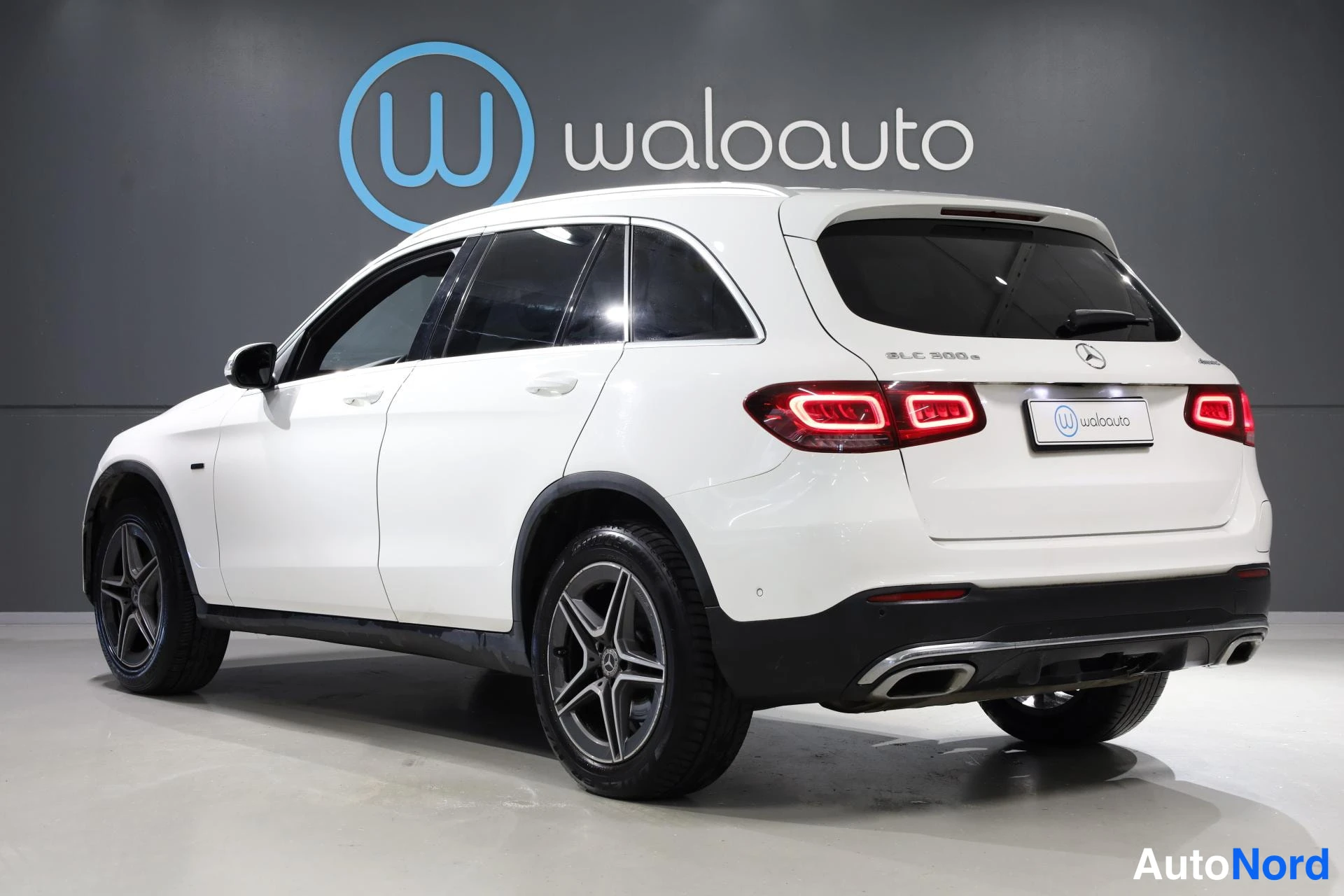 Valkoinen Mercedes-Benz GLC 2020, takaviisto, kuva 6