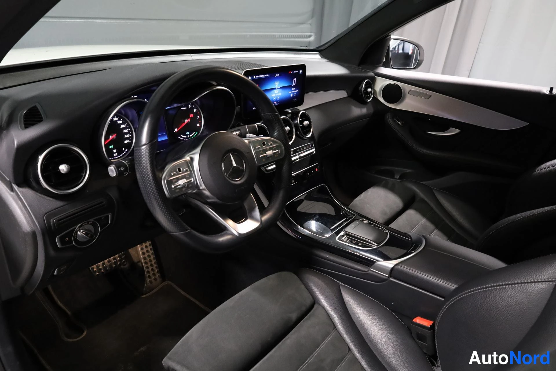 Valkoinen Mercedes-Benz GLC 2020, ohjaamo, kuva 9
