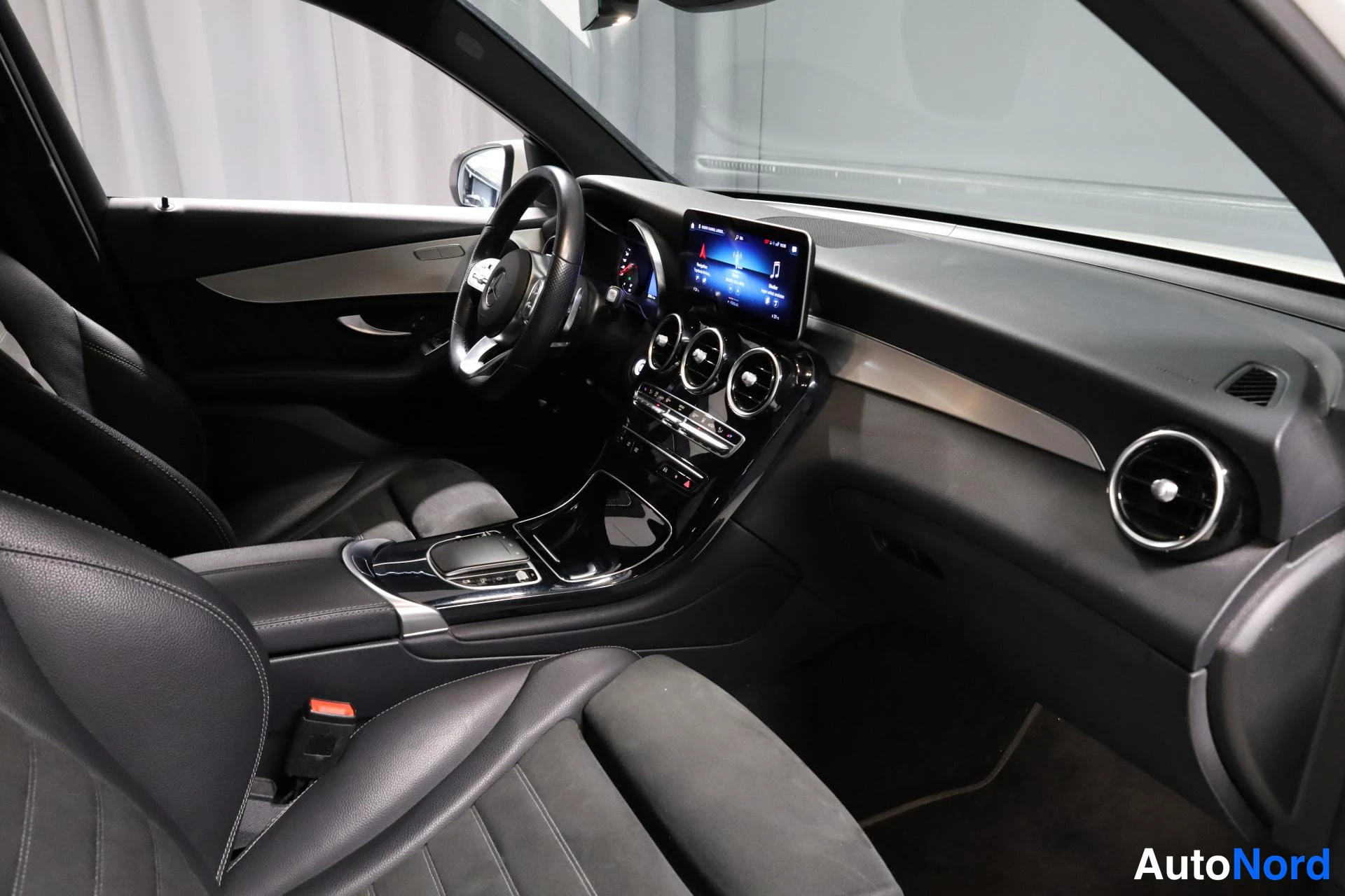 Valkoinen Mercedes-Benz GLC 2020, ohjaamo, kuva 11