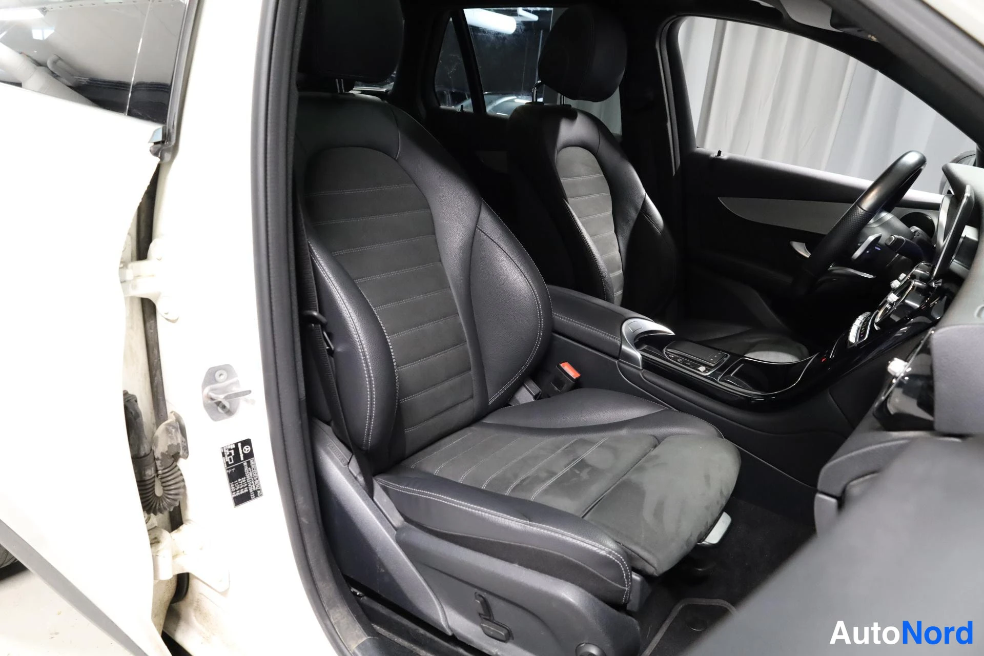 Valkoinen Mercedes-Benz GLC 2020, etuistuimet, kuva 14