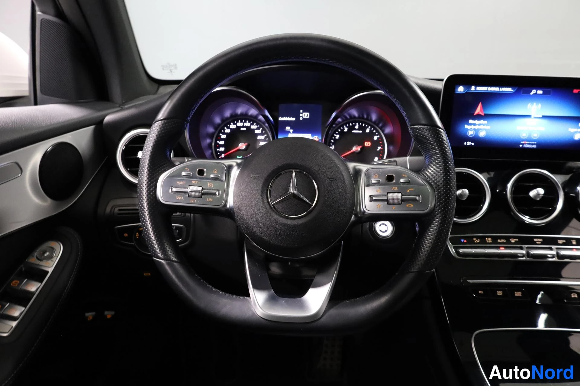 Valkoinen Mercedes-Benz GLC 2020, yksityiskohta, kuva 16