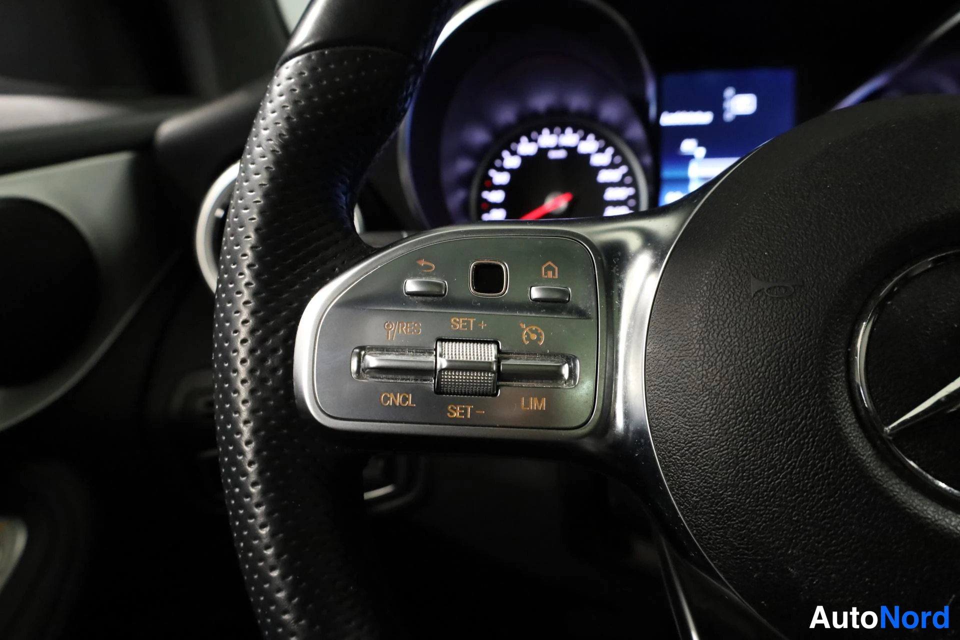 Valkoinen Mercedes-Benz GLC 2020, yksityiskohta, kuva 17