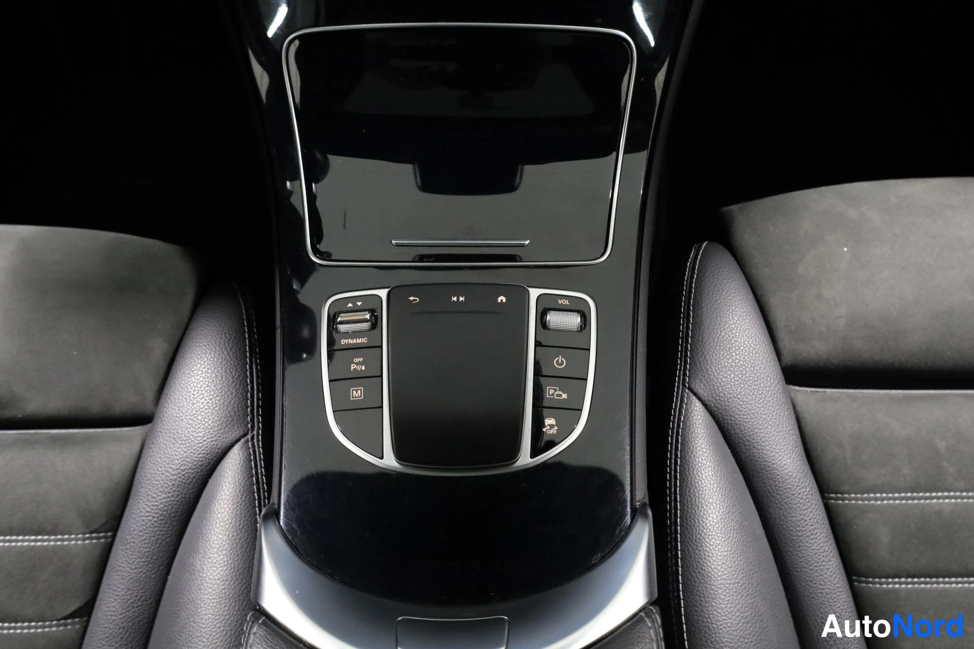 Valkoinen Mercedes-Benz GLC 2020, yksityiskohta, kuva 22