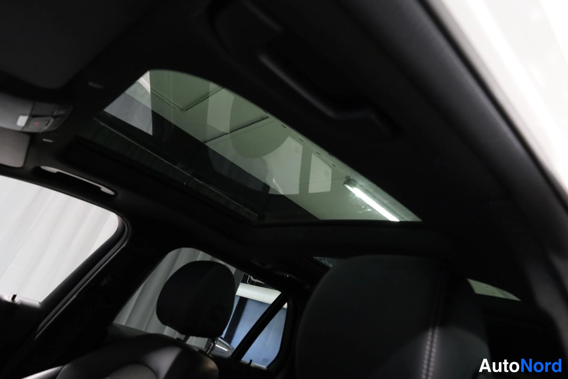 Valkoinen Mercedes-Benz GLC 2020, ohjaamo, kuva 12