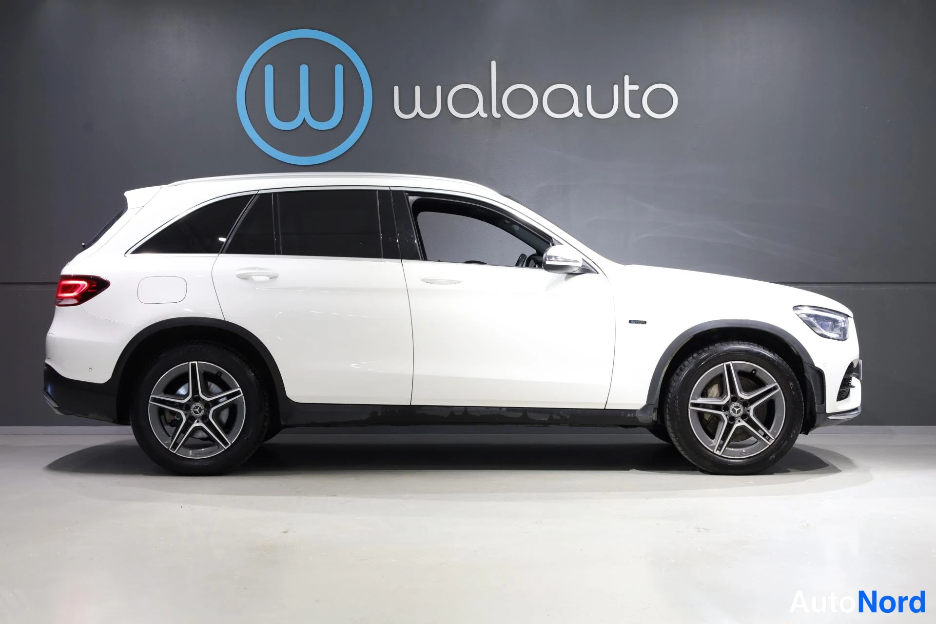 Valkoinen Mercedes-Benz GLC 2020, etuviisto, keula oikealle, kuva 3