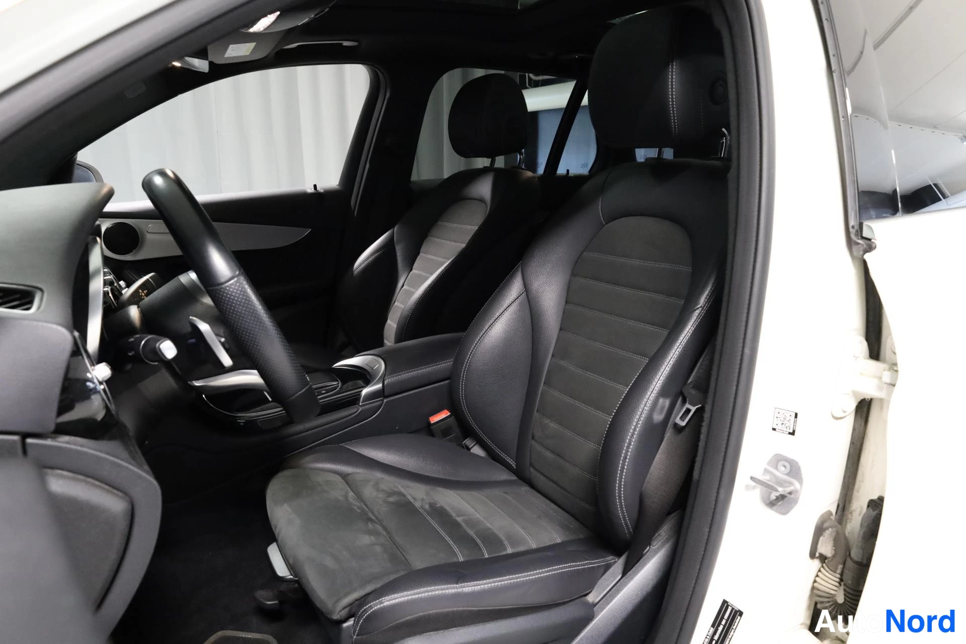 Valkoinen Mercedes-Benz GLC 2020, etuistuimet, kuva 13